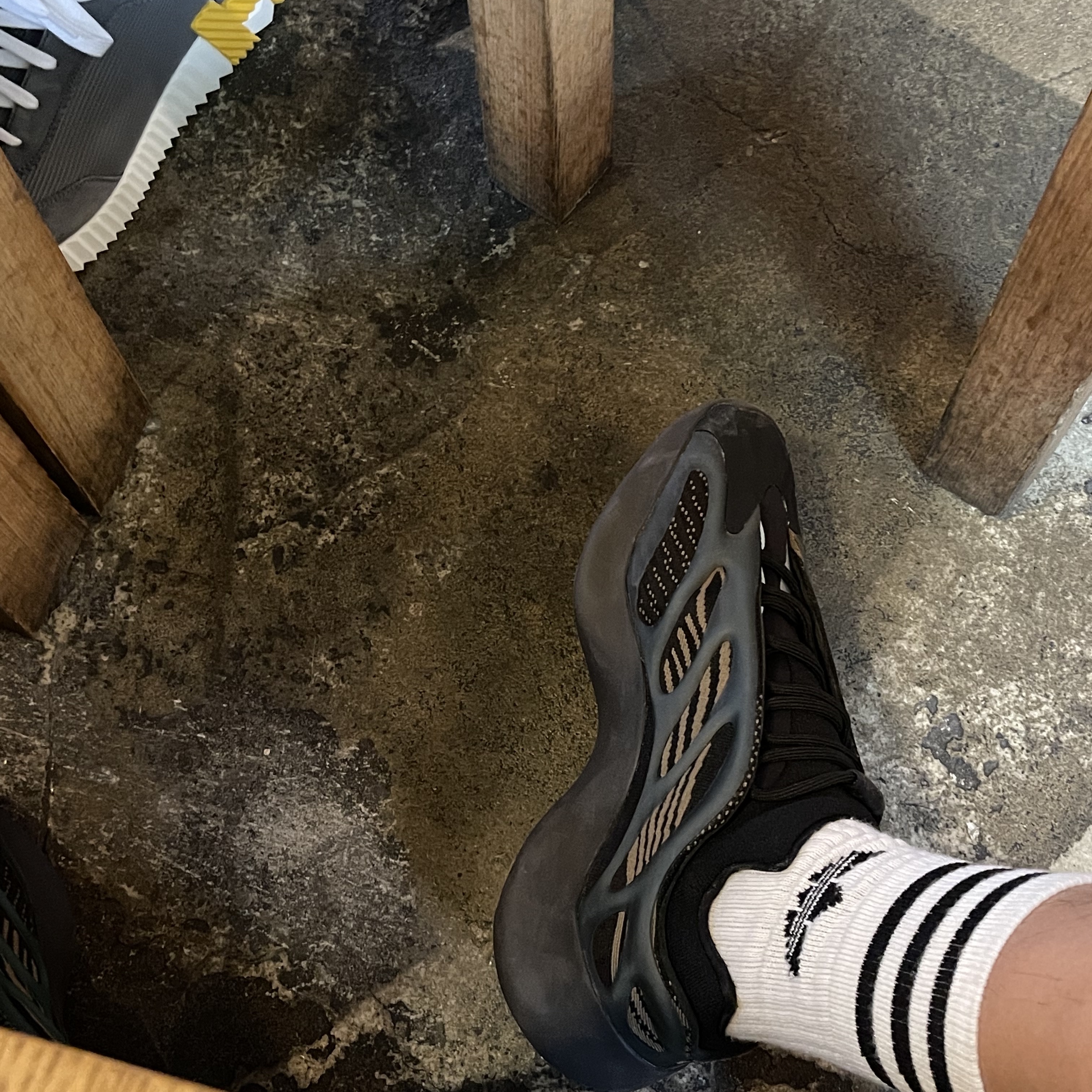 Adidas Yeezy 700 V3 Clay Brown 착용 스타일