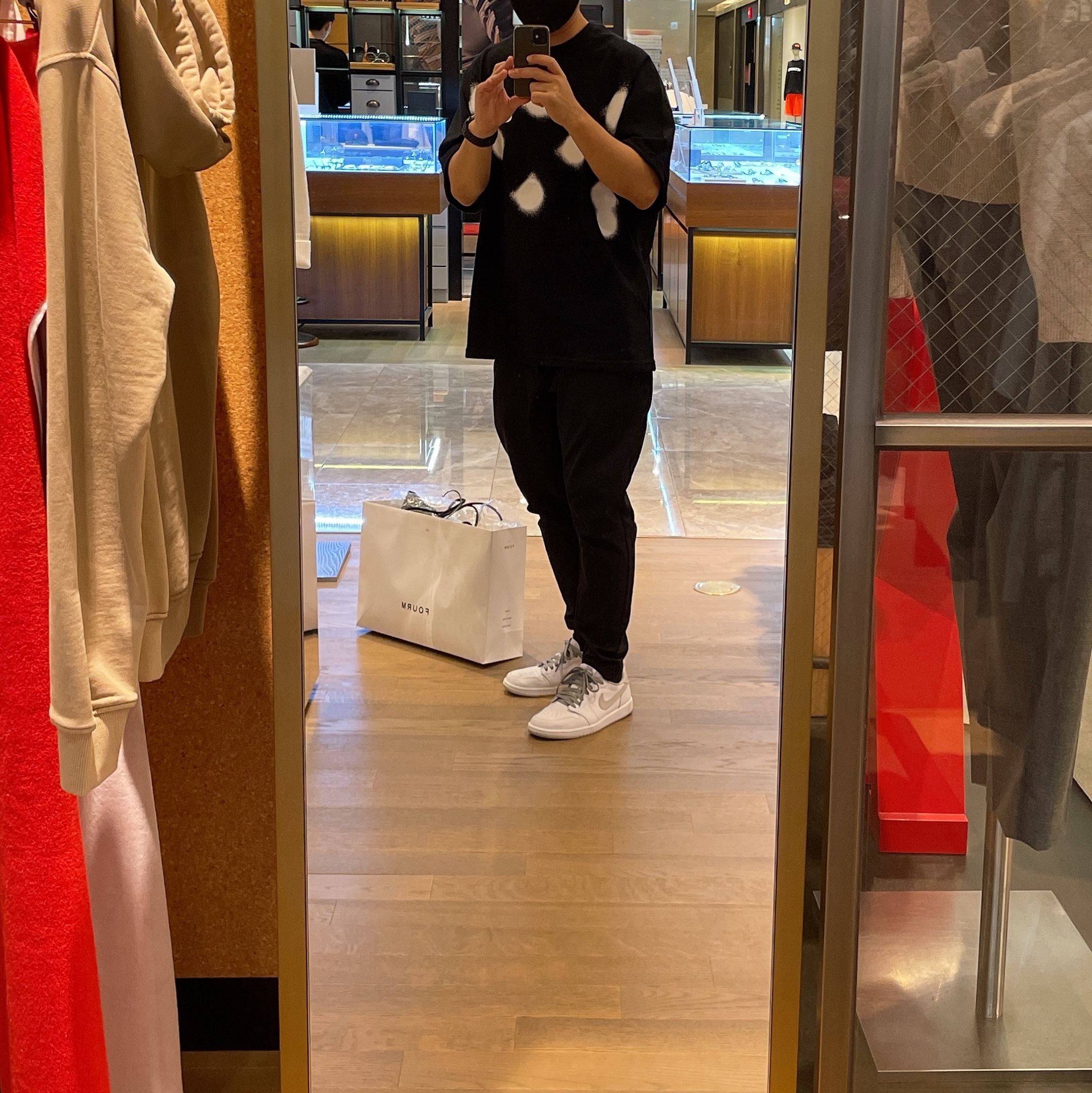Jordan 1 Low OG Neutral Grey, Nike x Off-White NRG Short Sleeve T-Shirt Black 착용 스타일 - 2