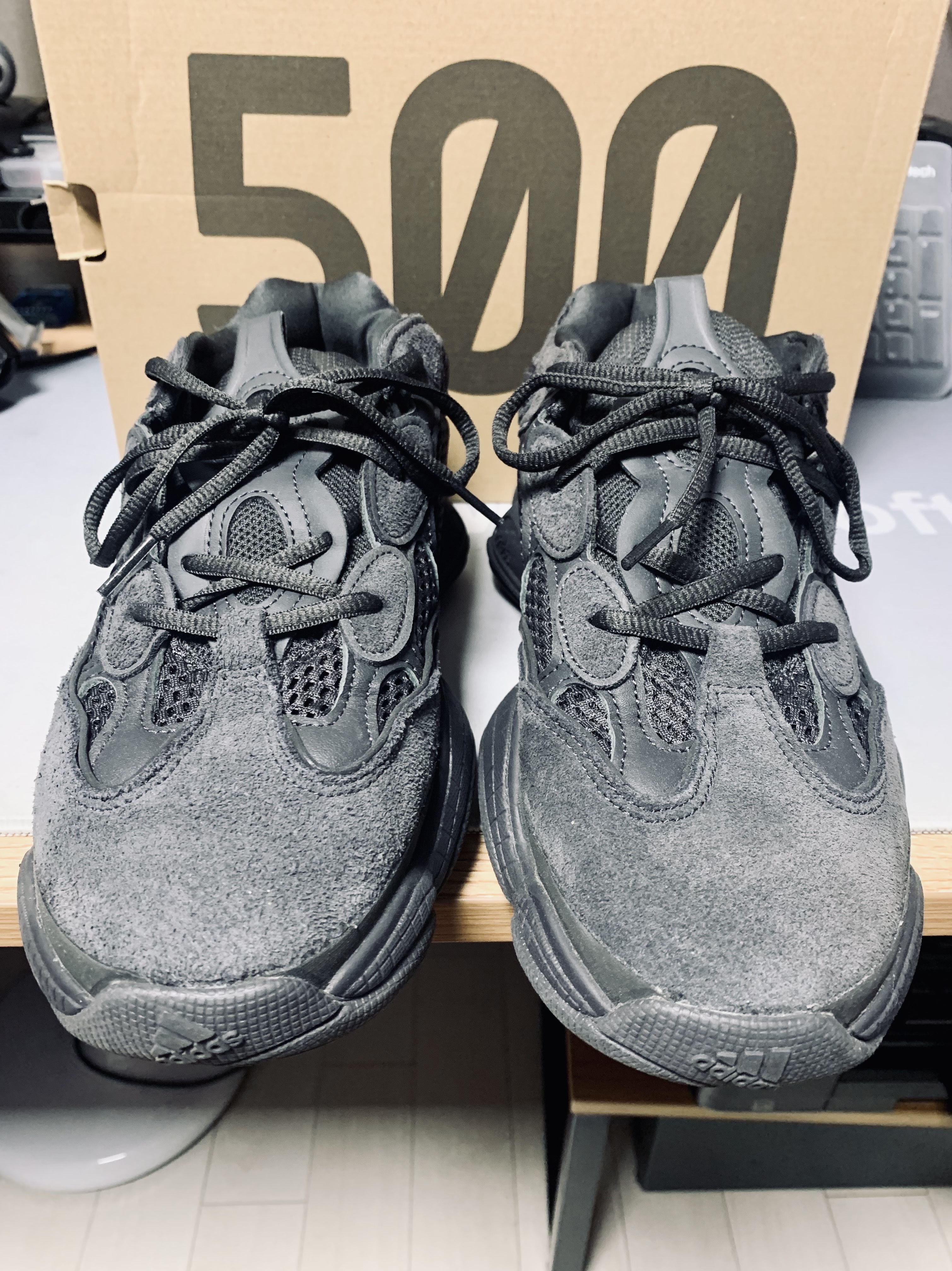 Adidas Yeezy 500 Utility Black 2018/2020 착용 스타일 - 1