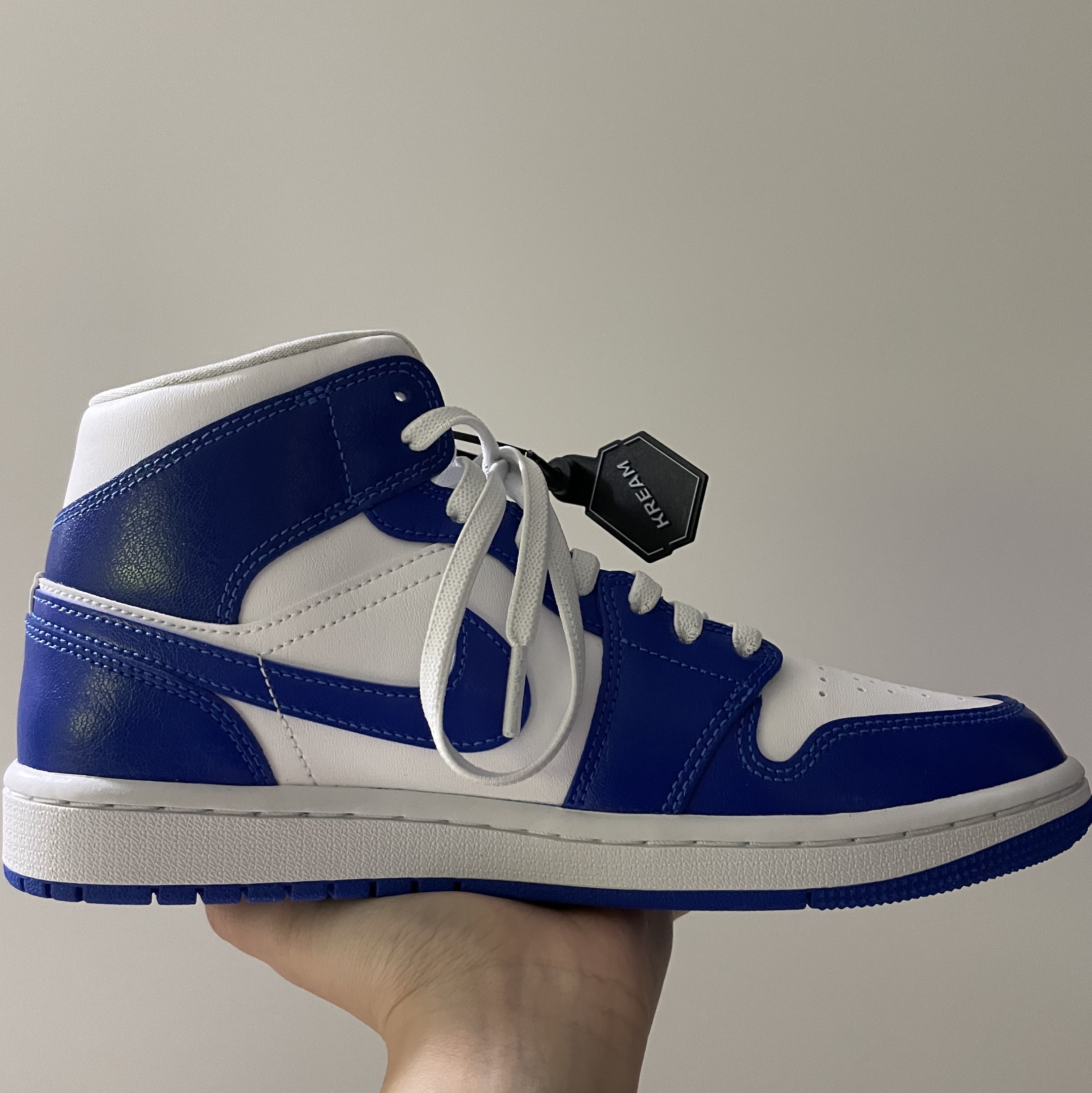 (W) Jordan 1 Mid White Hyper Royal 착용 스타일 - 2