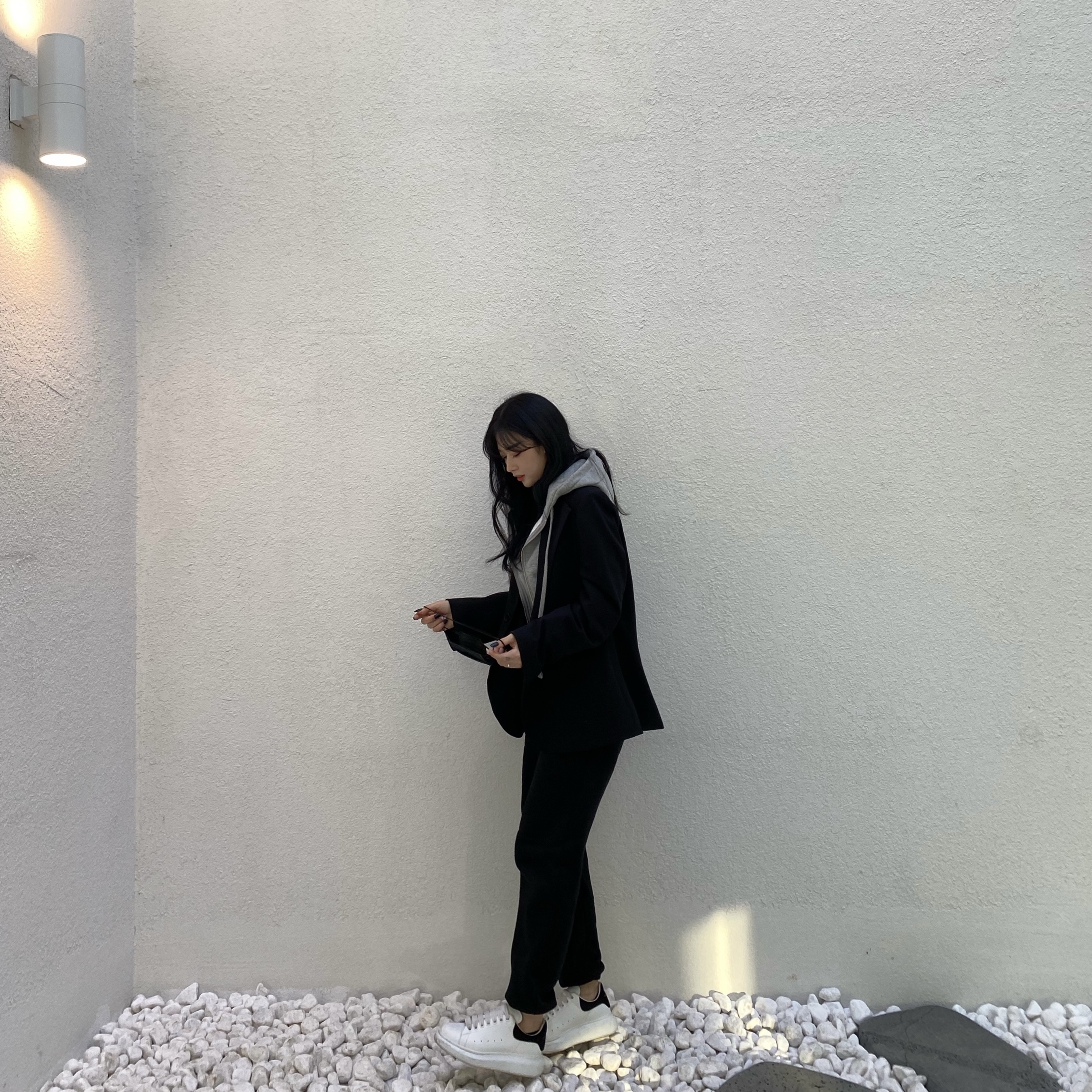 (W) Alexander McQueen Oversized Sneakers White Black 착용 스타일 - 2