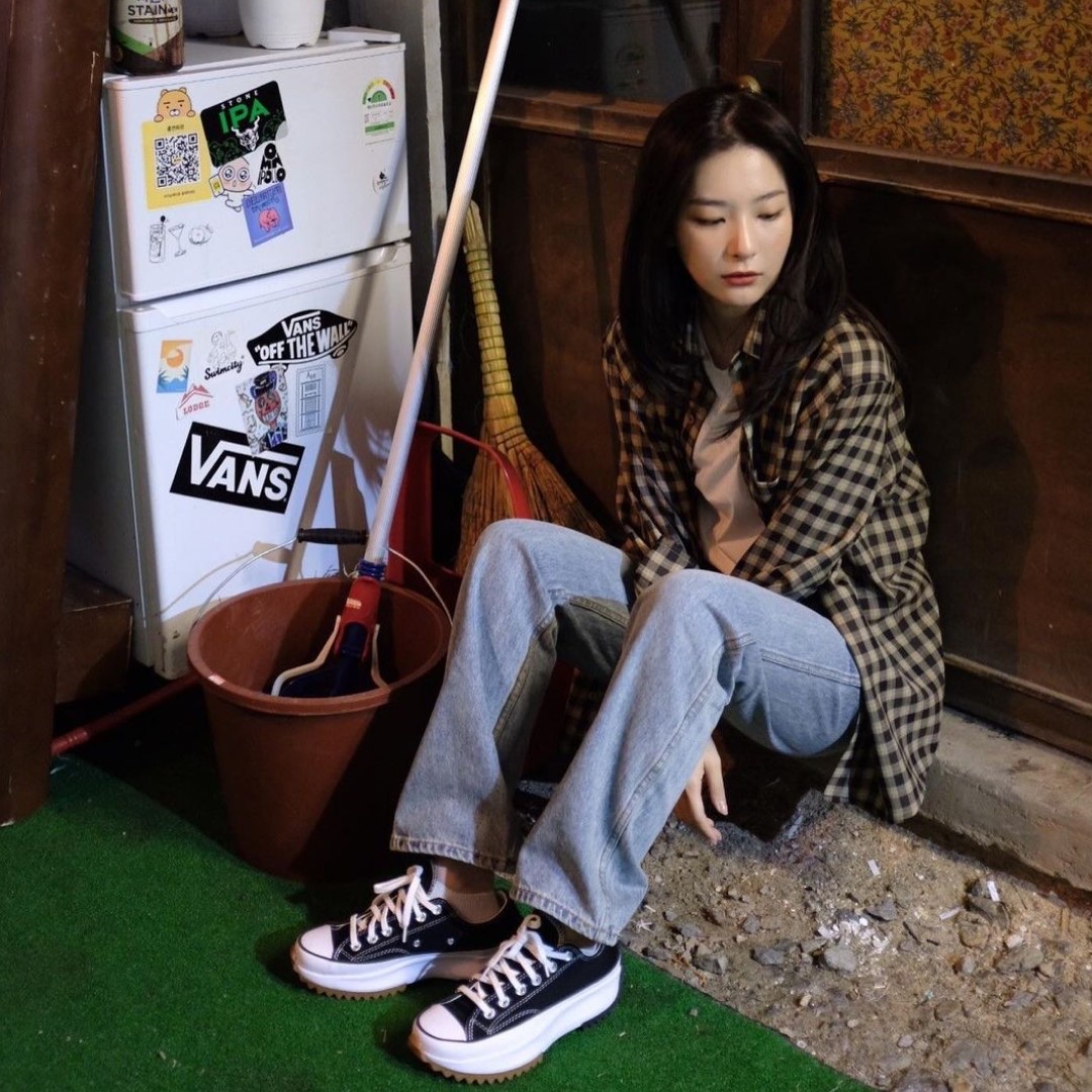 Converse x JW Anderson Run Star Hike Hi Black 착용 스타일 - 2