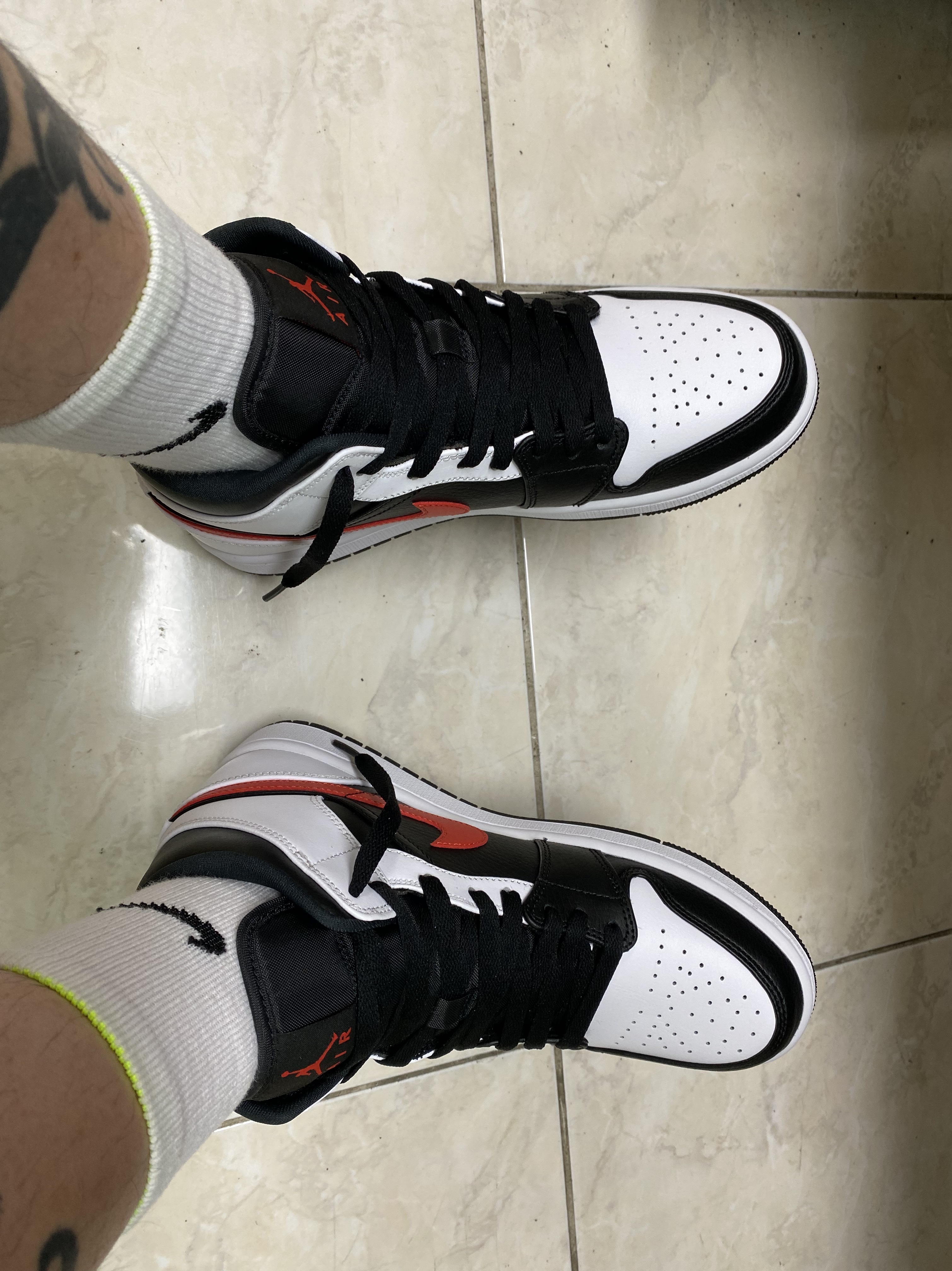 Jordan 1 Mid Black Chile Red 착용 스타일