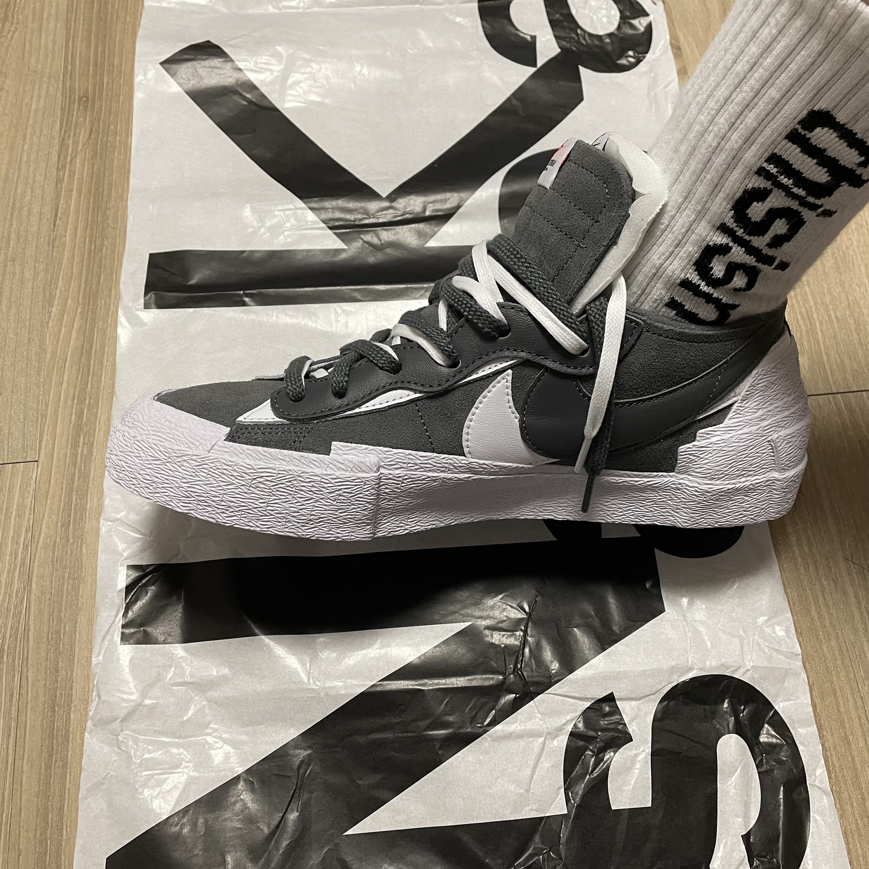 Nike x Sacai Blazer Low Iron Grey 착용 스타일 - 1