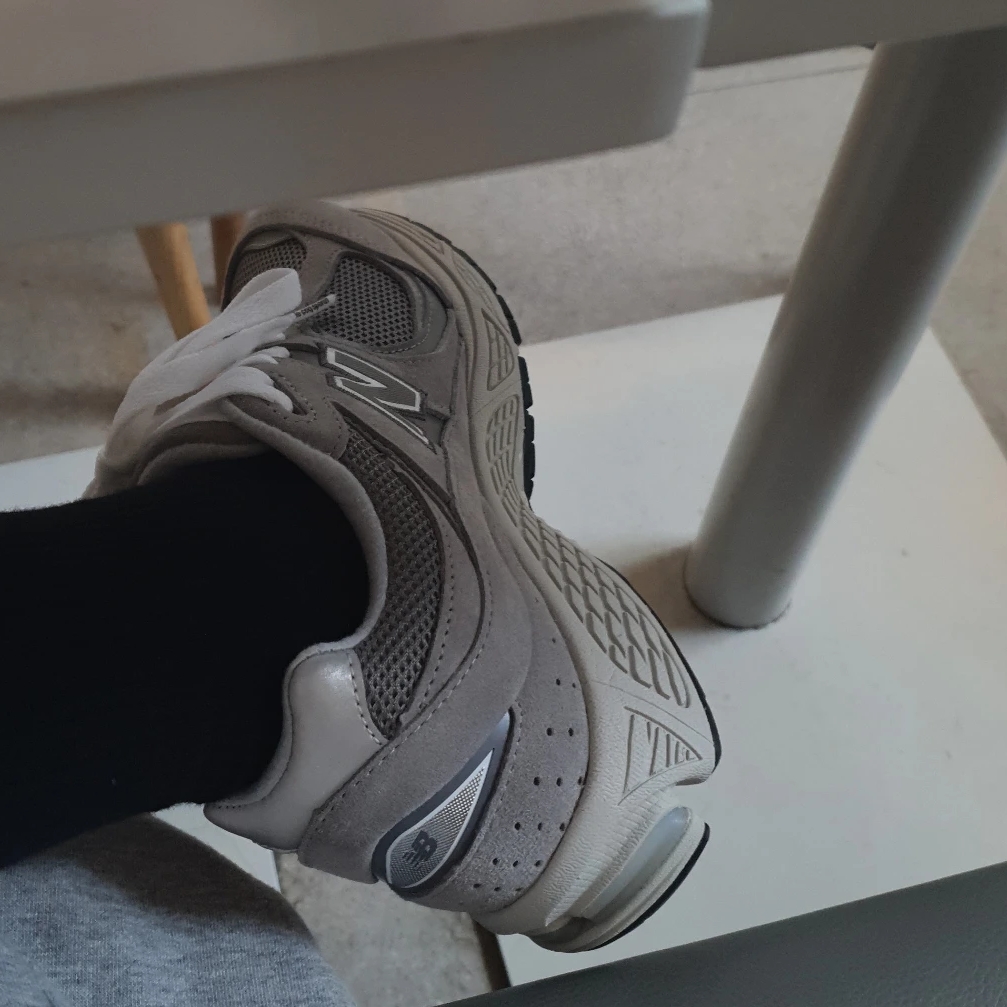 New Balance 2002R Grey 착용 스타일