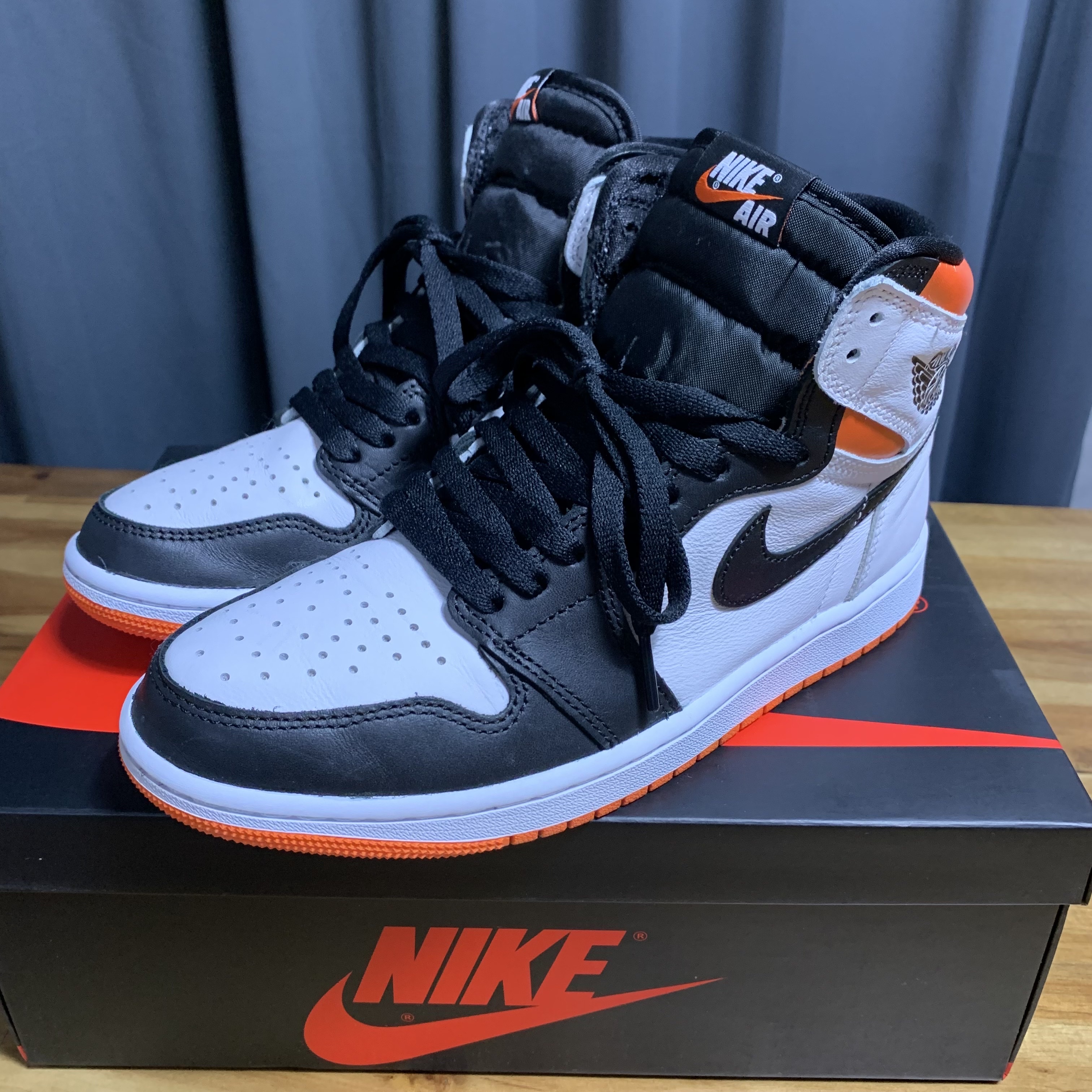 Jordan 1 Retro High OG Electro Orange 착용 스타일