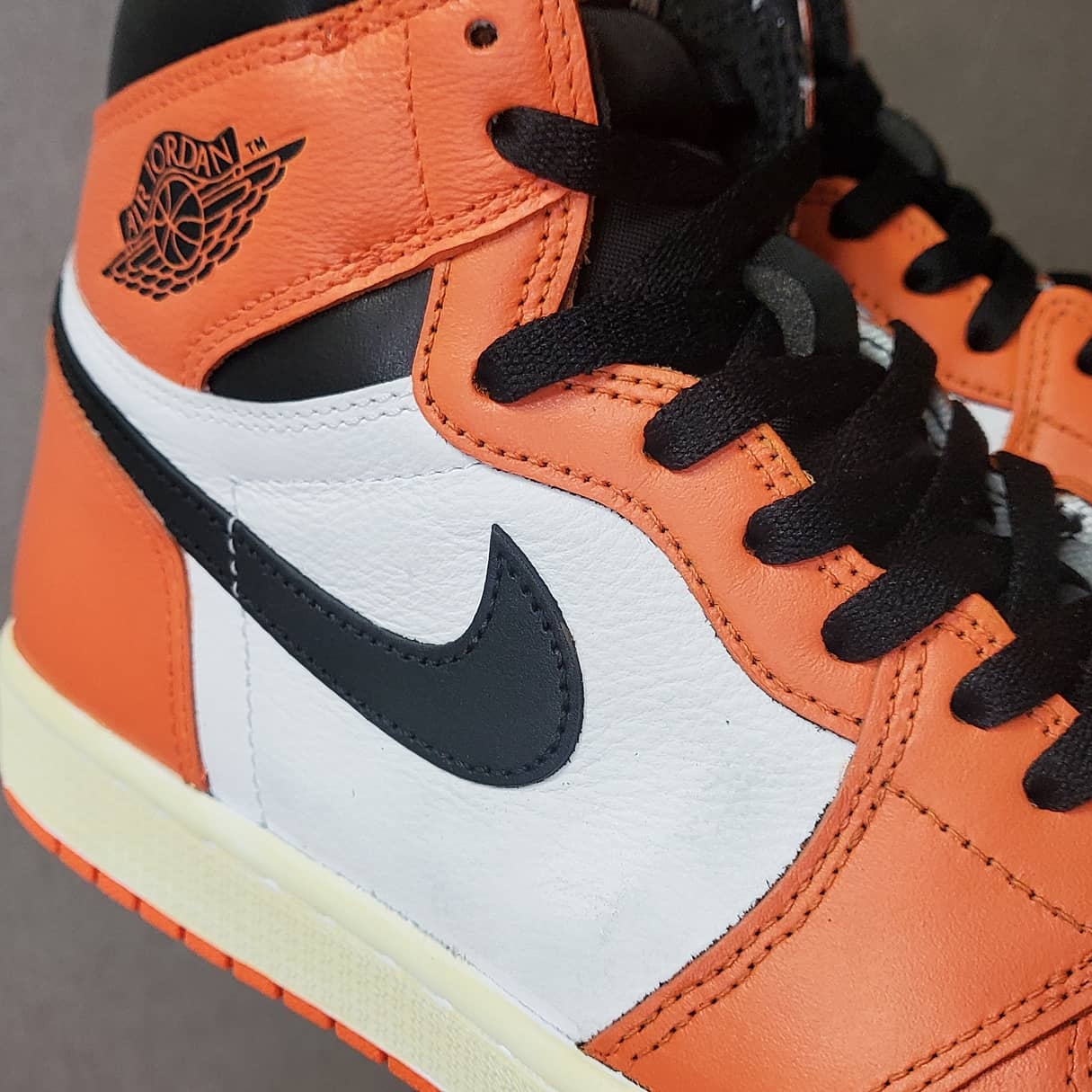 Jordan 1 Retro High OG Reverse Shattered Backboard, Jordan 1 Retro High OG Electro Orange 착용 스타일 - 3