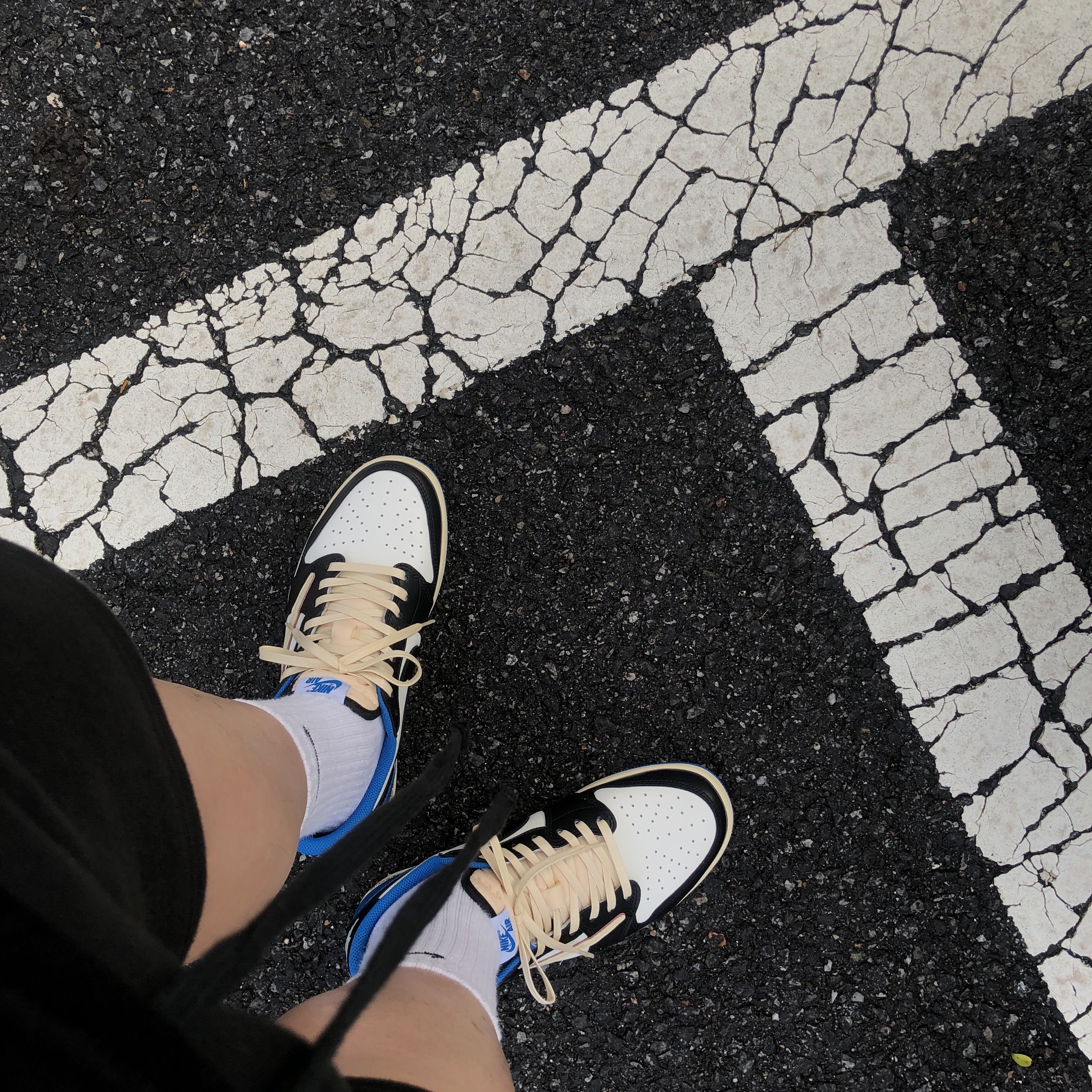 Jordan 1 x Travis Scott x Fragment Retro Low OG SP Military Blue, Essentials Sweatshorts Black - 21SS 착용 스타일