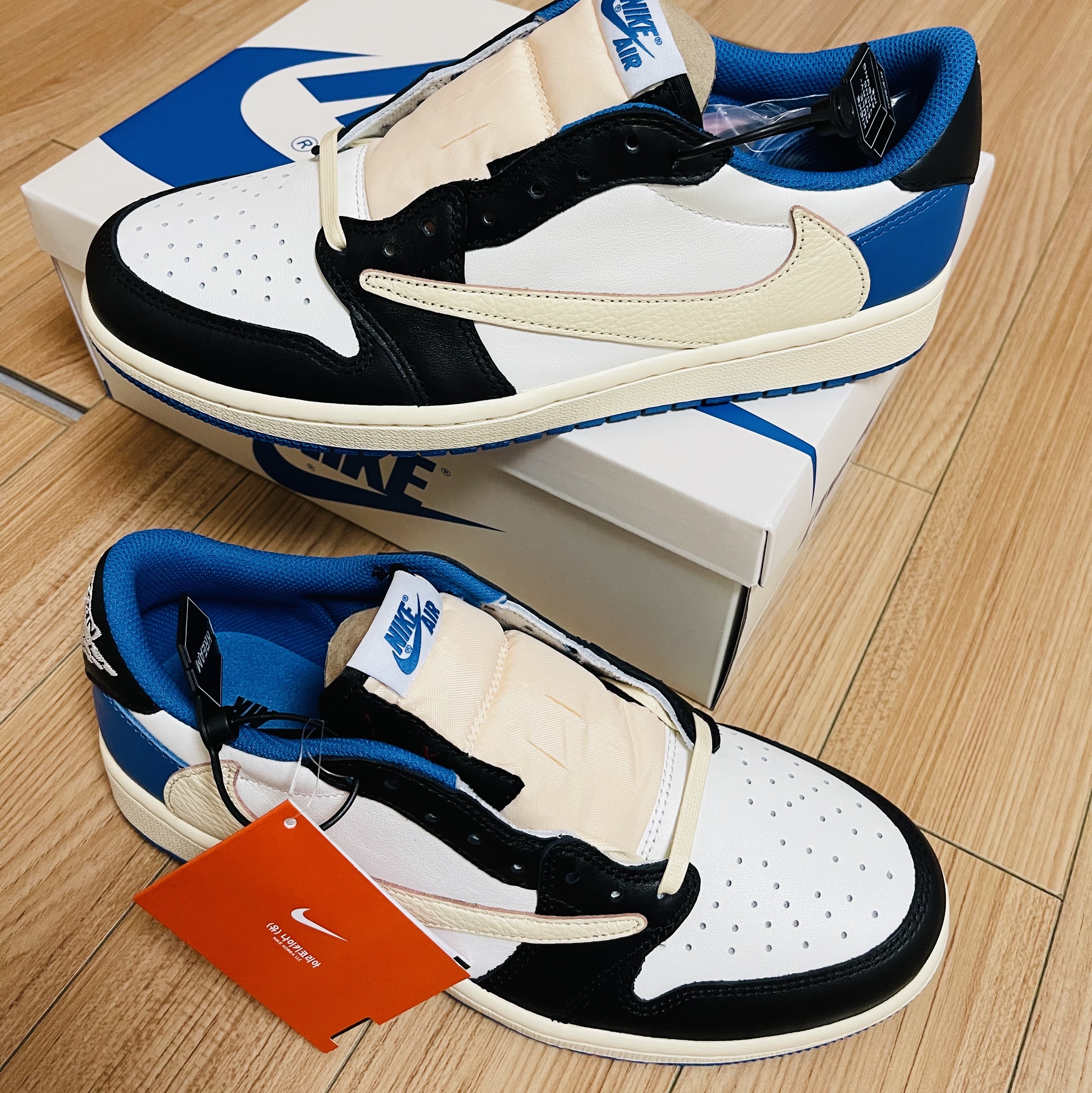 Jordan 1 x Travis Scott x Fragment Retro Low OG SP Military Blue 착용 스타일 - 1
