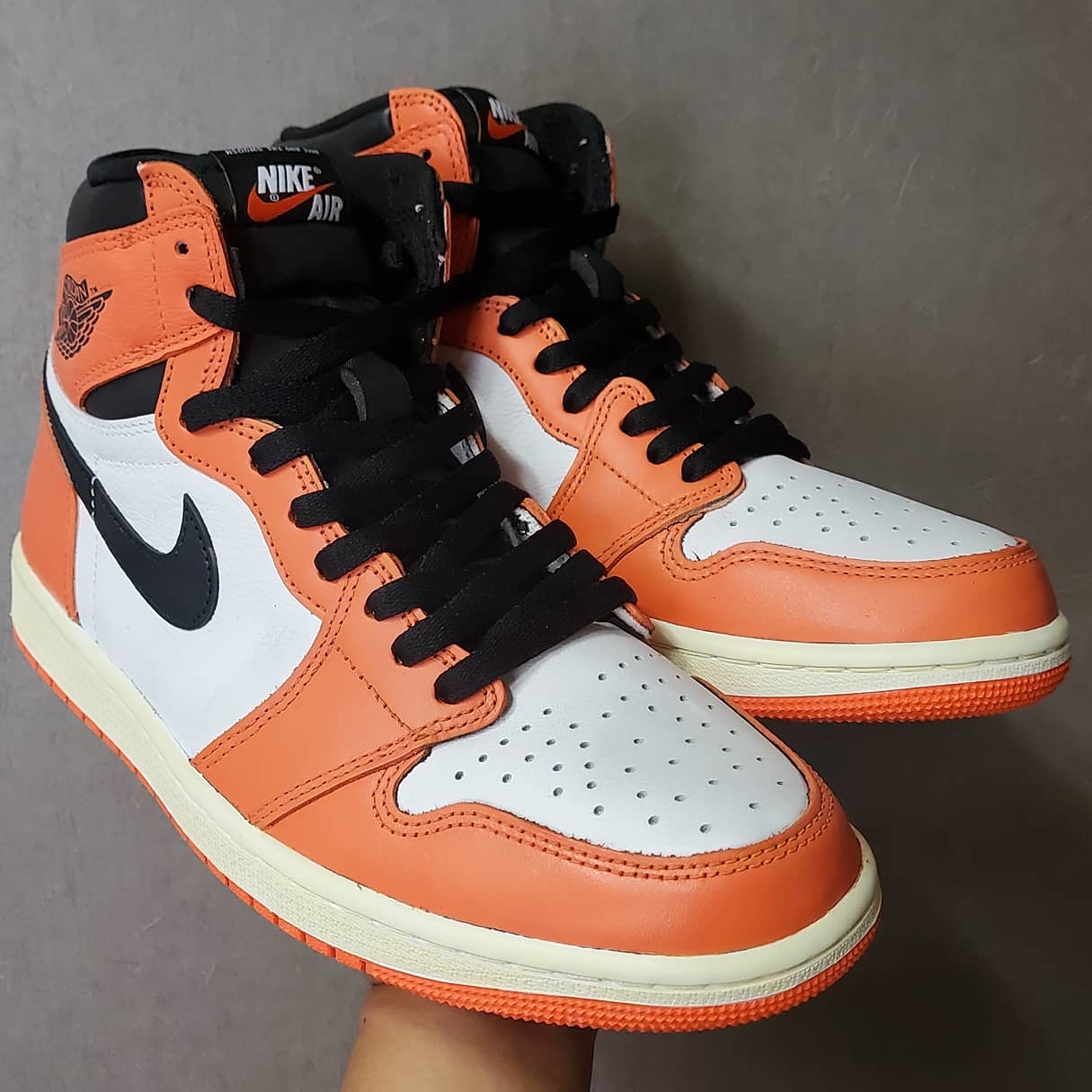 Jordan 1 Retro High OG Reverse Shattered Backboard, Jordan 1 Retro High OG Electro Orange 착용 스타일 - 1