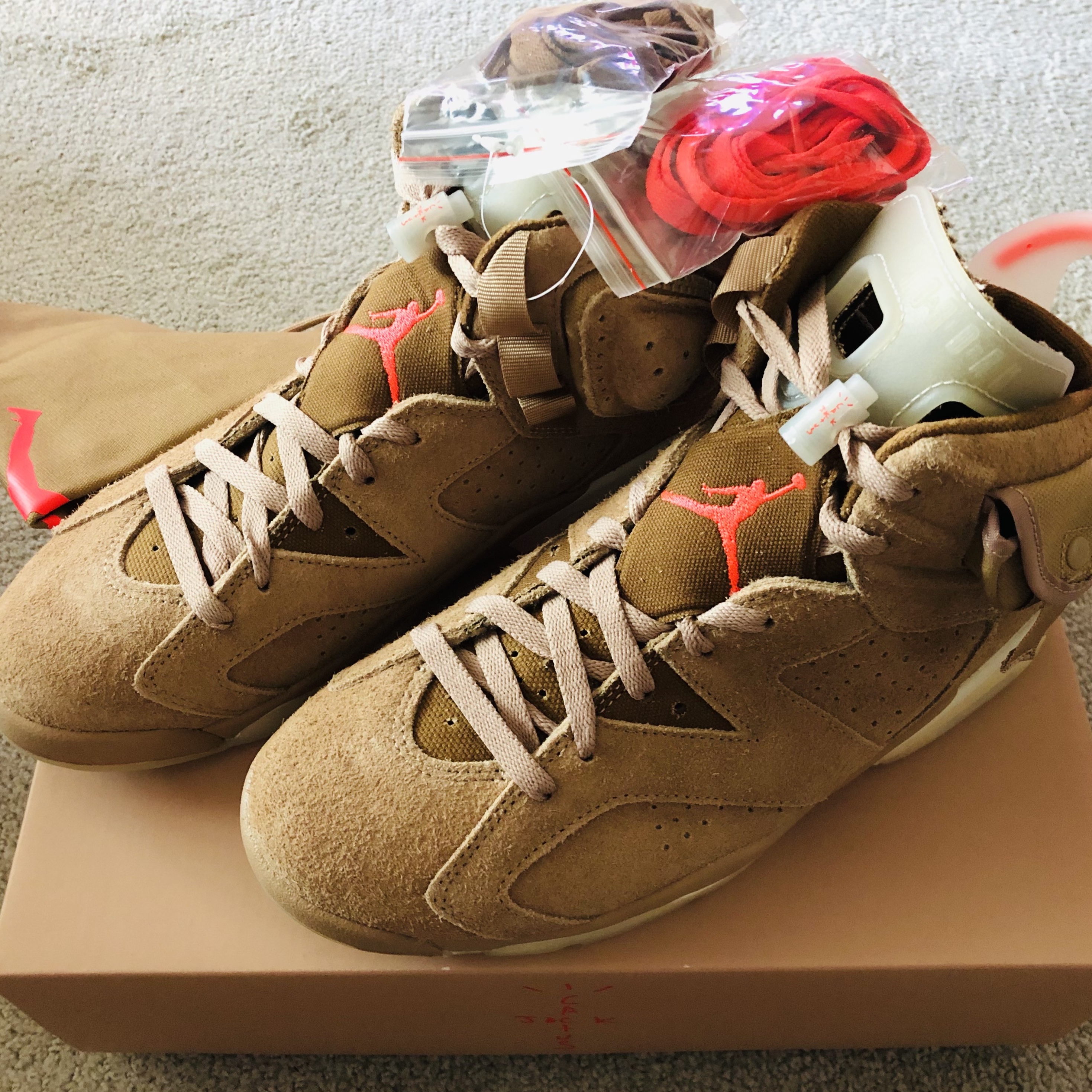 Jordan 6 x Travis Scott Retro SP British Khaki 착용 스타일