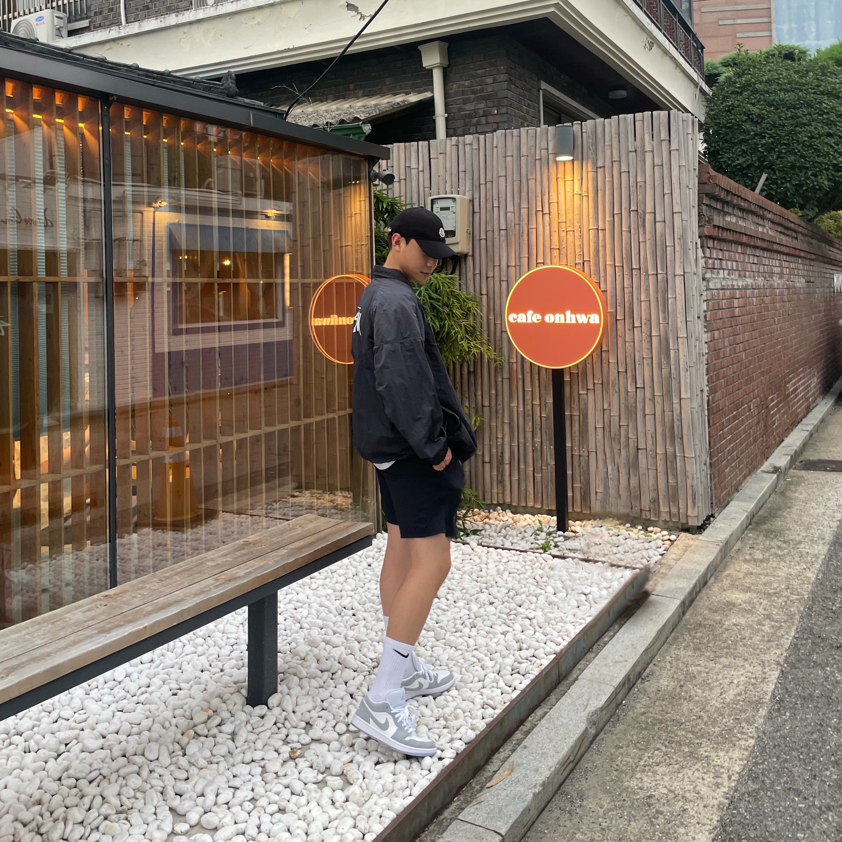 Nike x Stussy Windrunner Jacket Off Noir, (W) Jordan 1 Low White Wolf Grey 착용 스타일