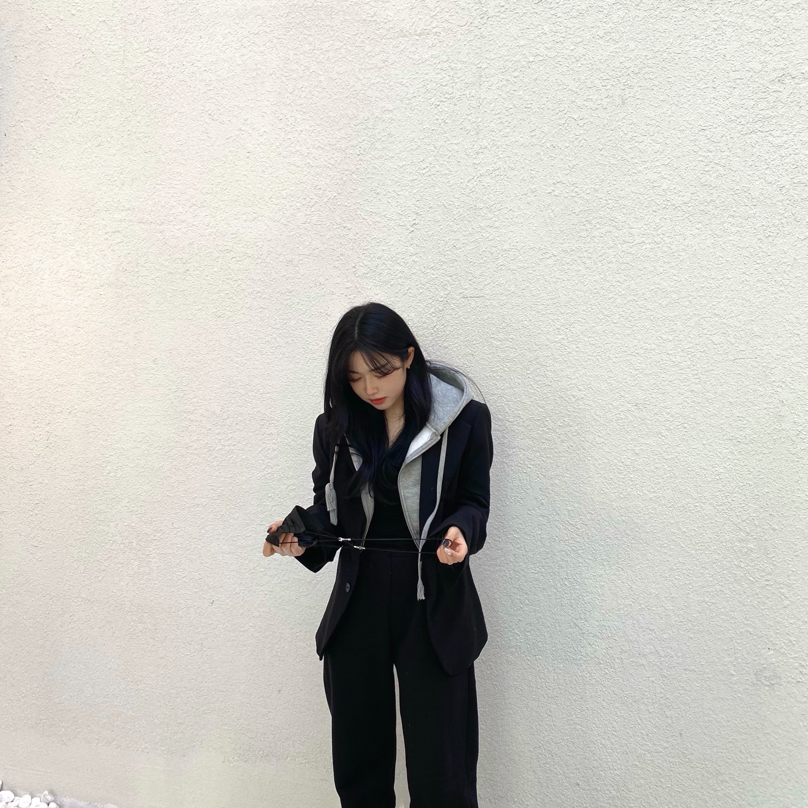 (W) Alexander McQueen Oversized Sneakers White Black 착용 스타일 - 1
