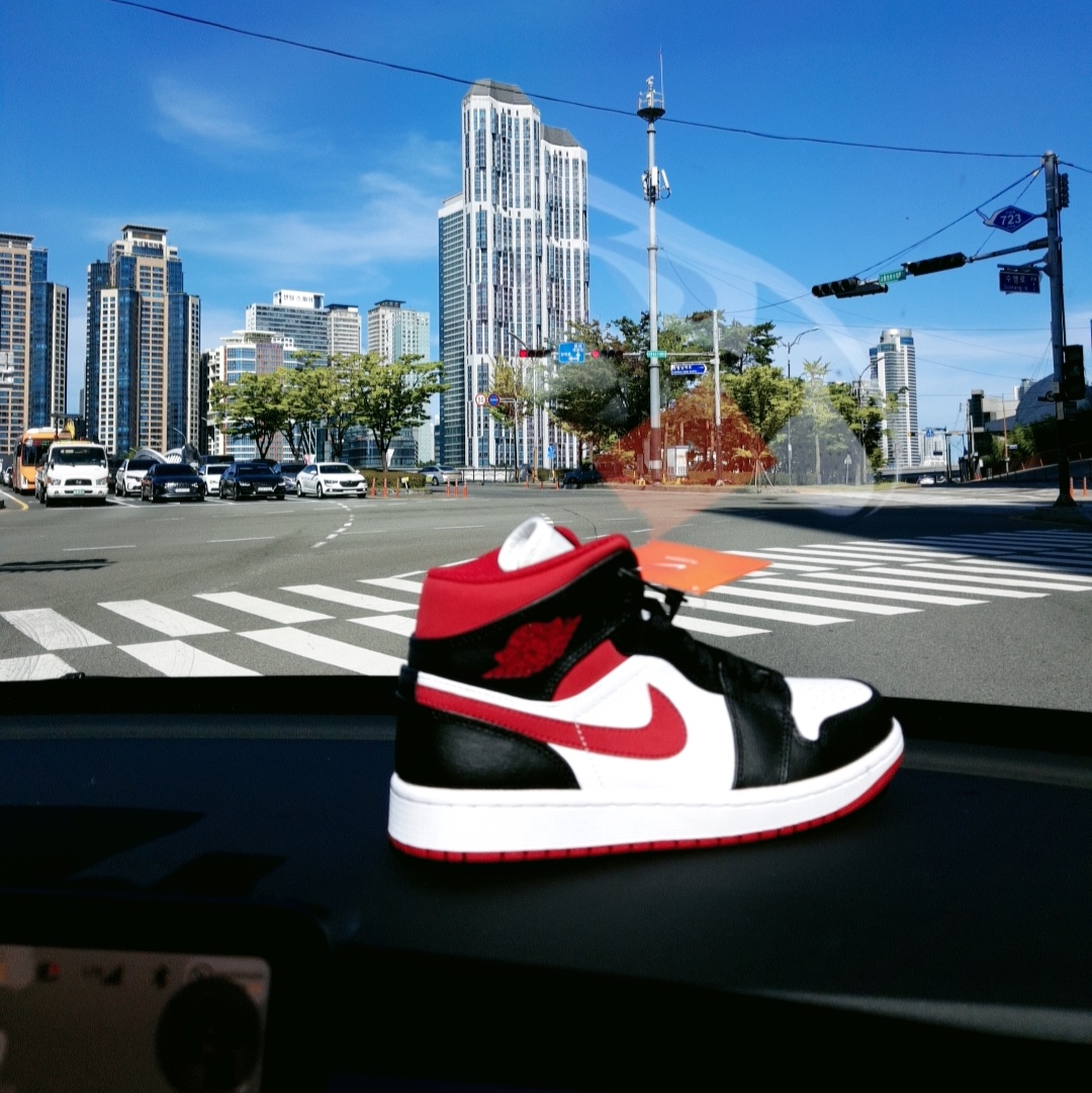 Jordan 1 Mid Gym Red Black White 착용 스타일