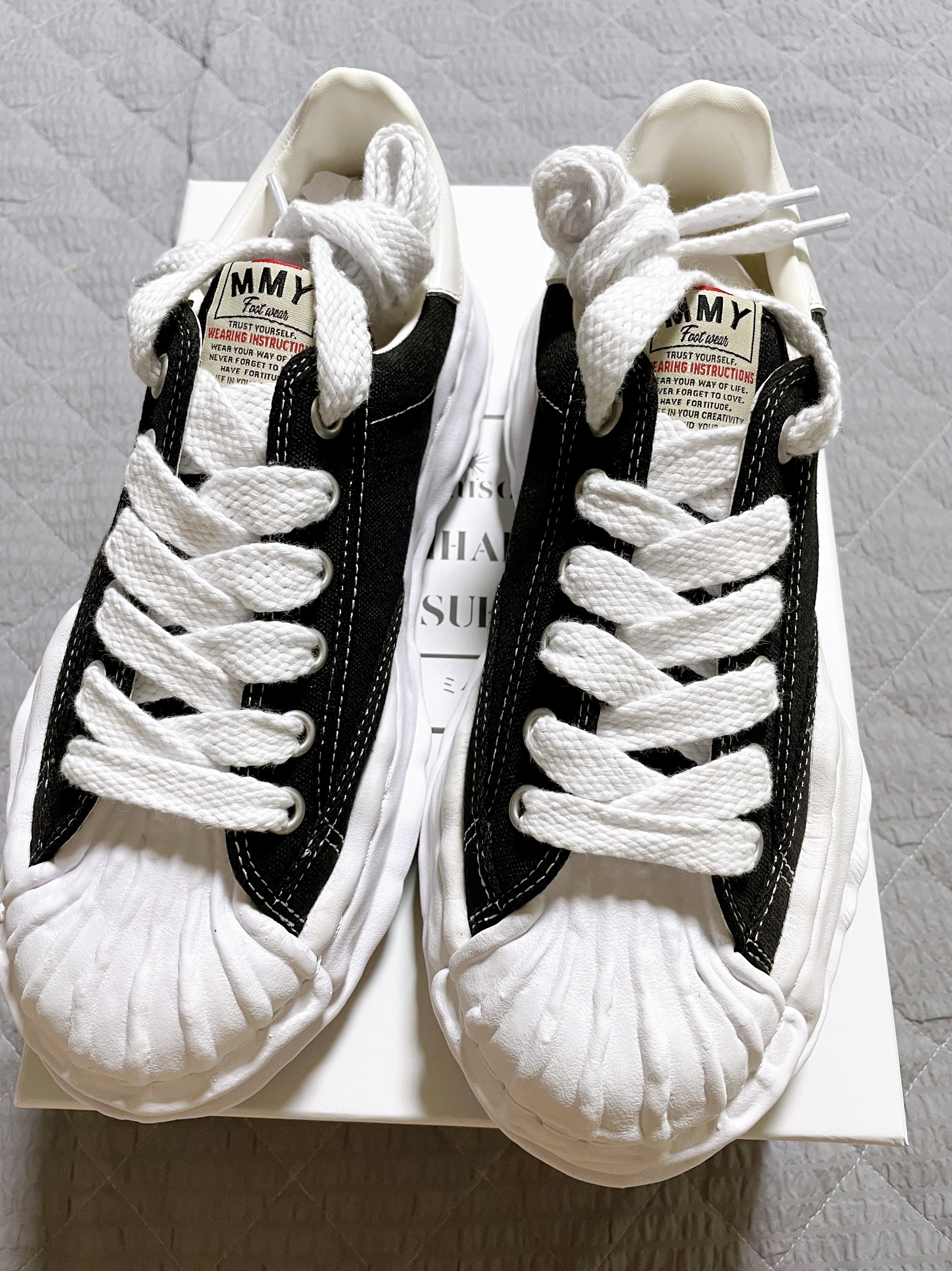 Maison Mihara Yasuhiro Blakey OG Sole Canvas Low-top Sneakers Black 착용 스타일 - 3
