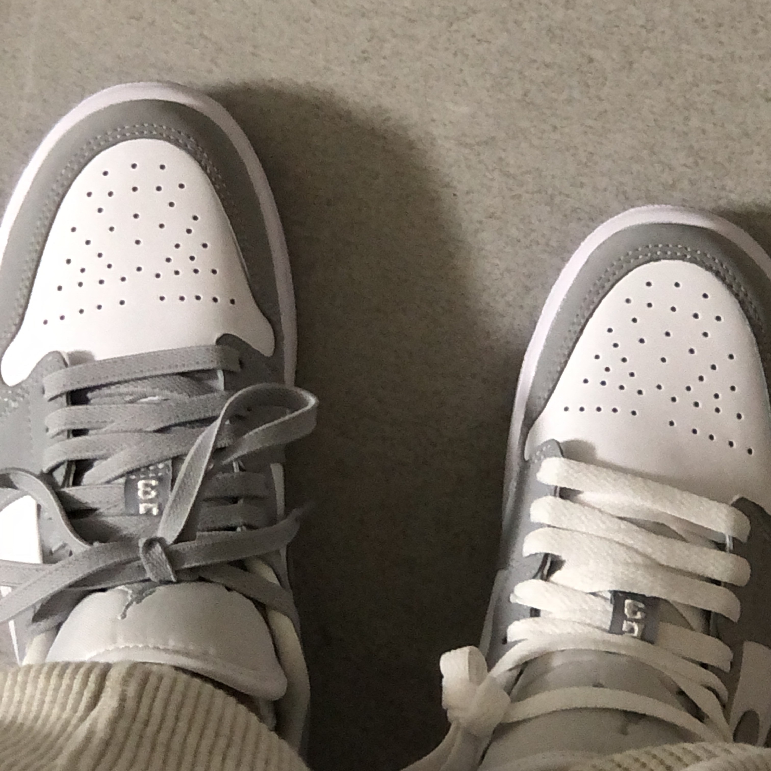 (W) Jordan 1 Low White Wolf Grey 착용 스타일 - 2