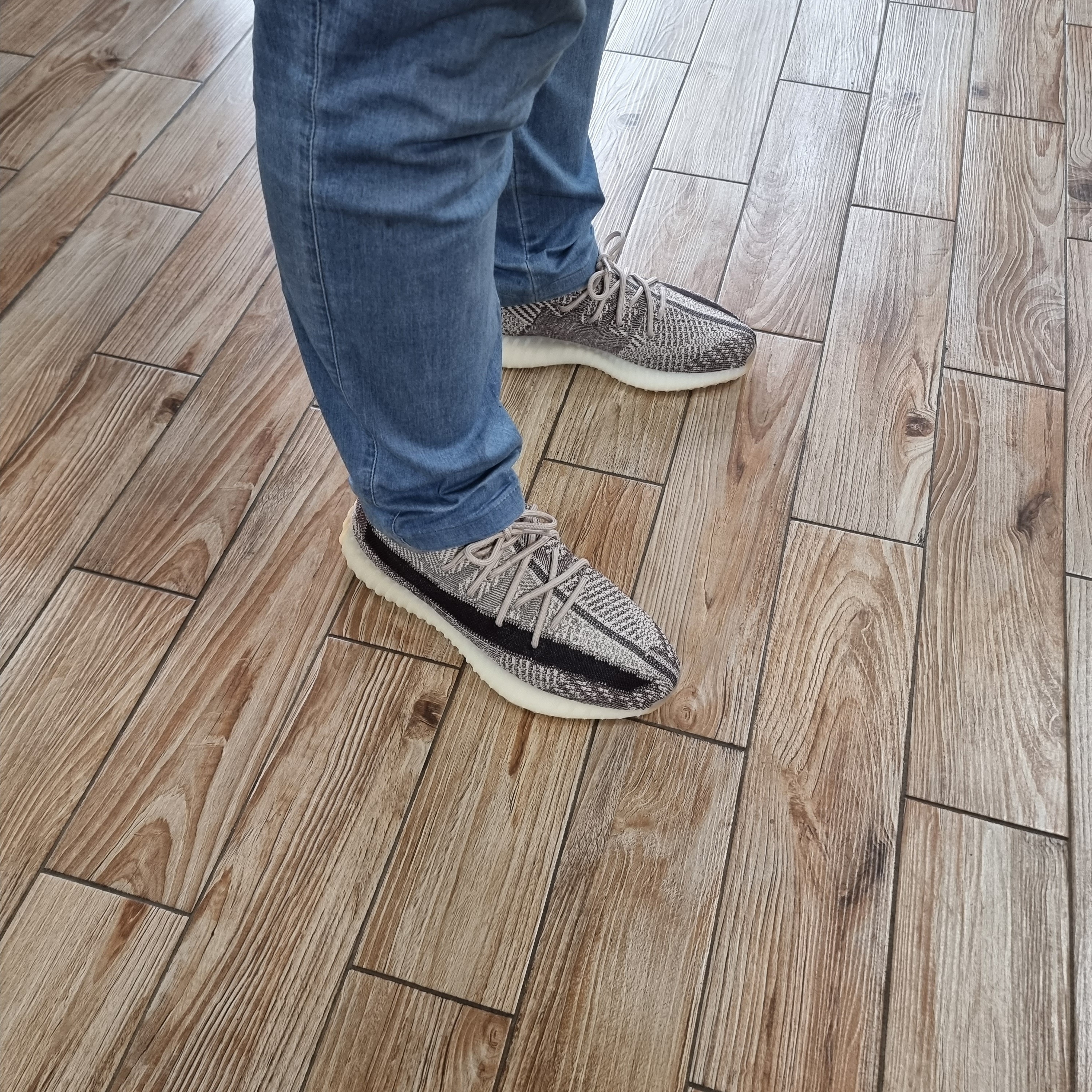 Adidas Yeezy Boost 350 V2 Zyon 착용 스타일 - 1