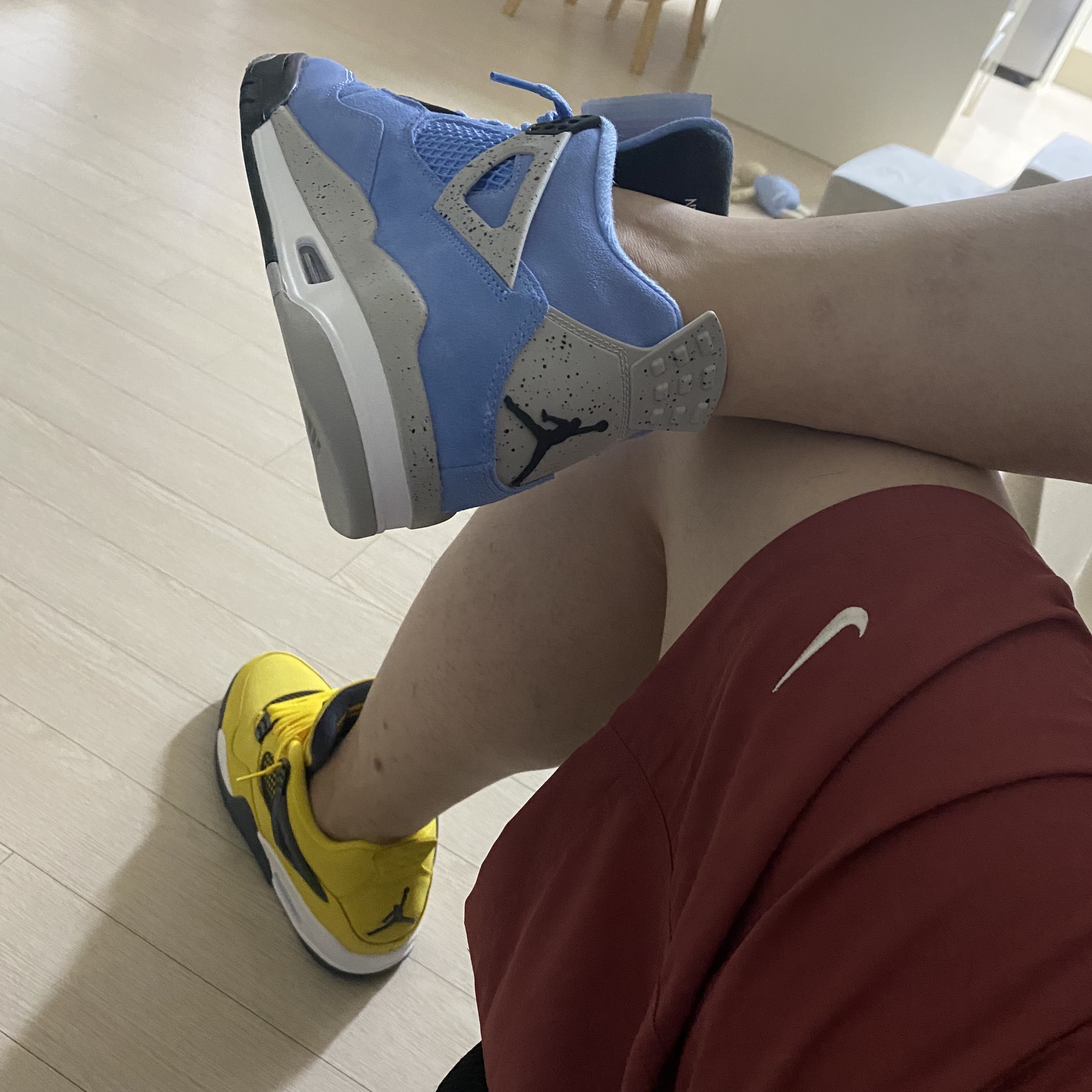Jordan 4 Retro Tour Yellow, Jordan 4 Retro University Blue 착용 스타일