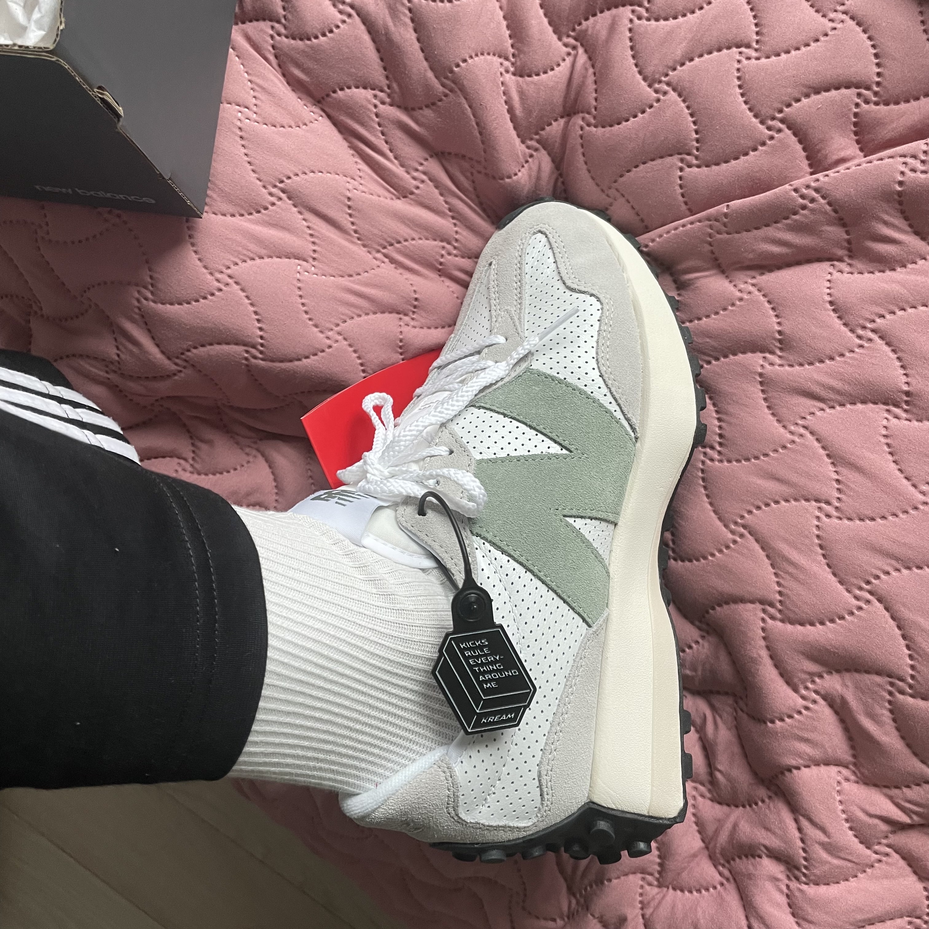 (W) New Balance 327 Grey Green - JD Sports Exclusive 착용 스타일 - 3