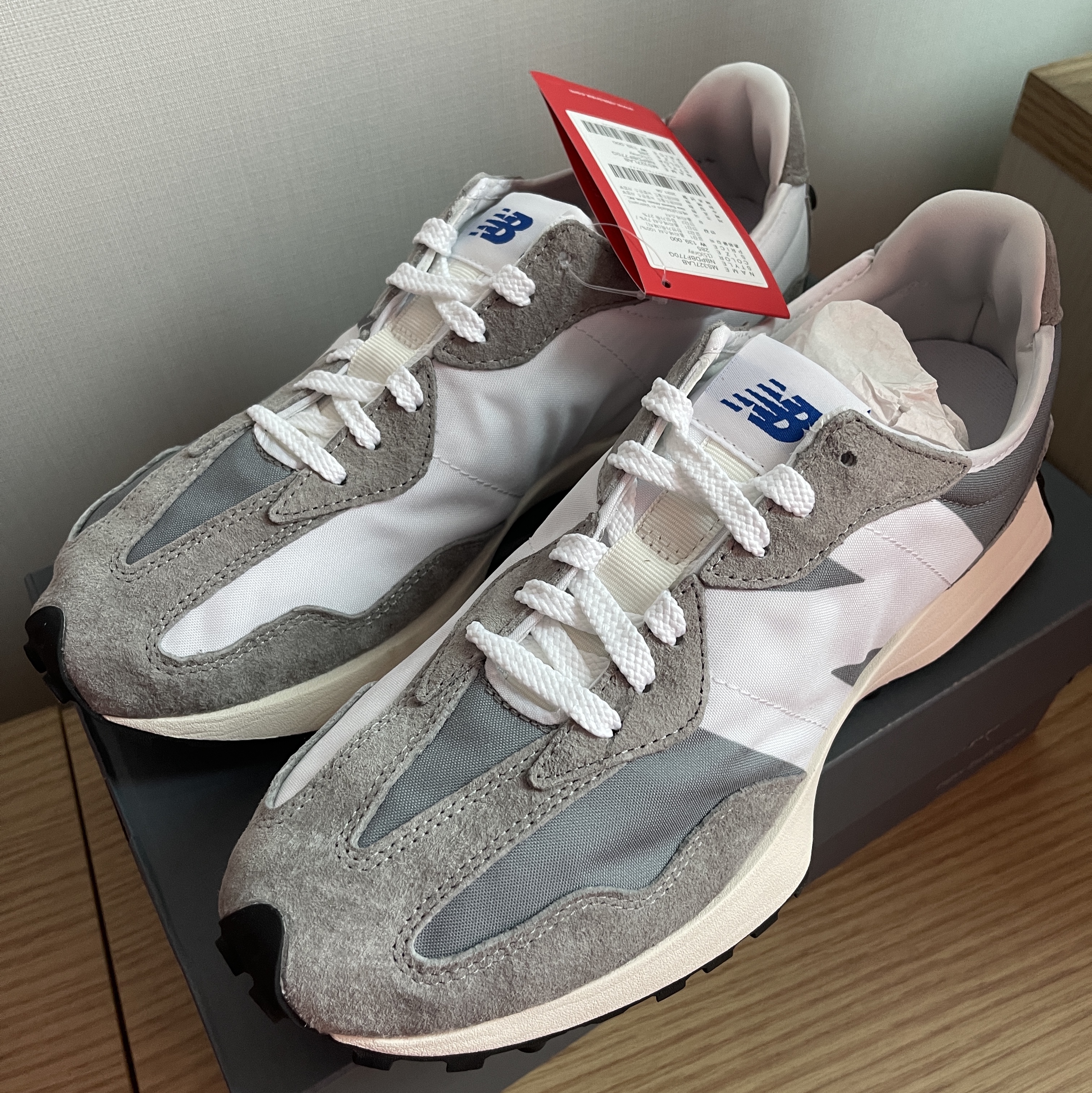 New Balance 327 Grey 착용 스타일