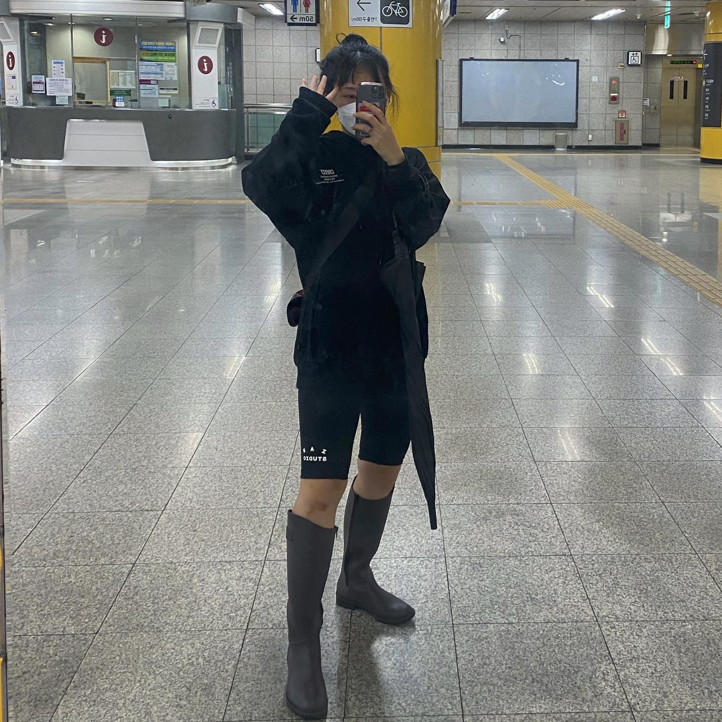 (W) IAB Studio Leggings Shorts Black 착용 스타일