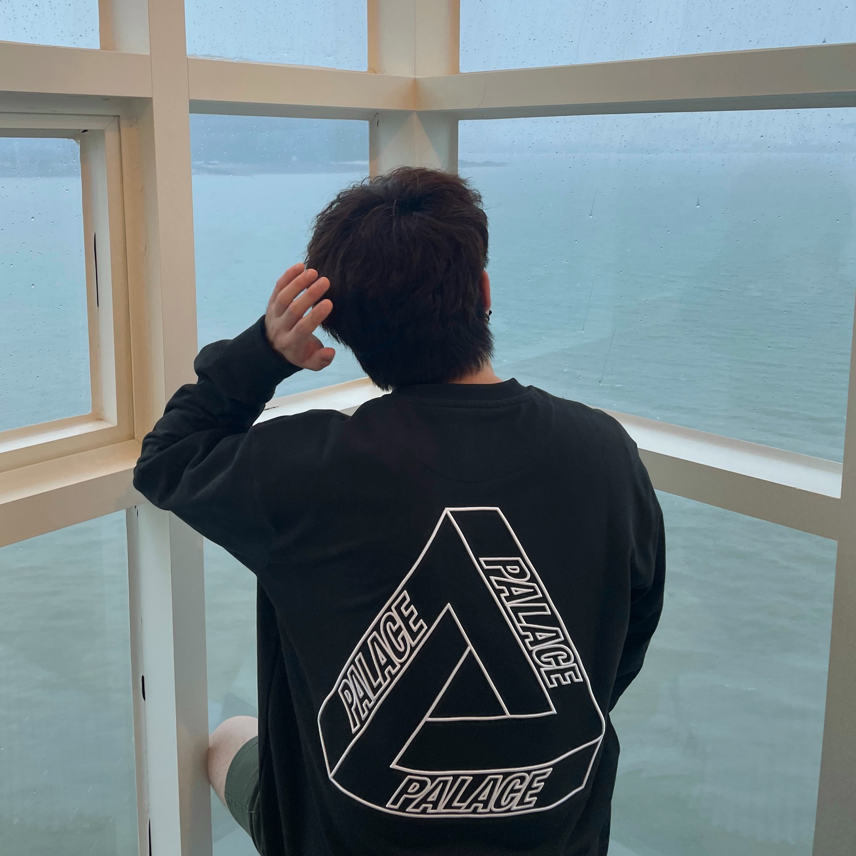 Palace Outliner Mit Designer Crew Black - 21SS 착용 스타일 - 2
