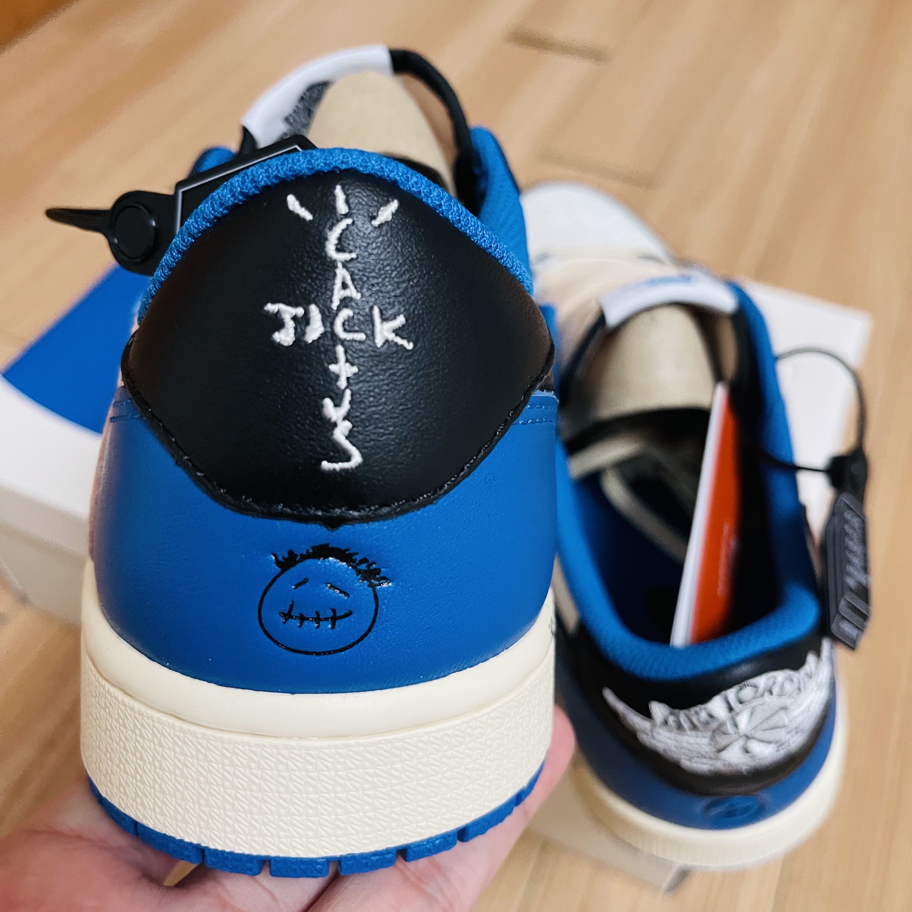 Jordan 1 x Travis Scott x Fragment Retro Low OG SP Military Blue 착용 스타일 - 2