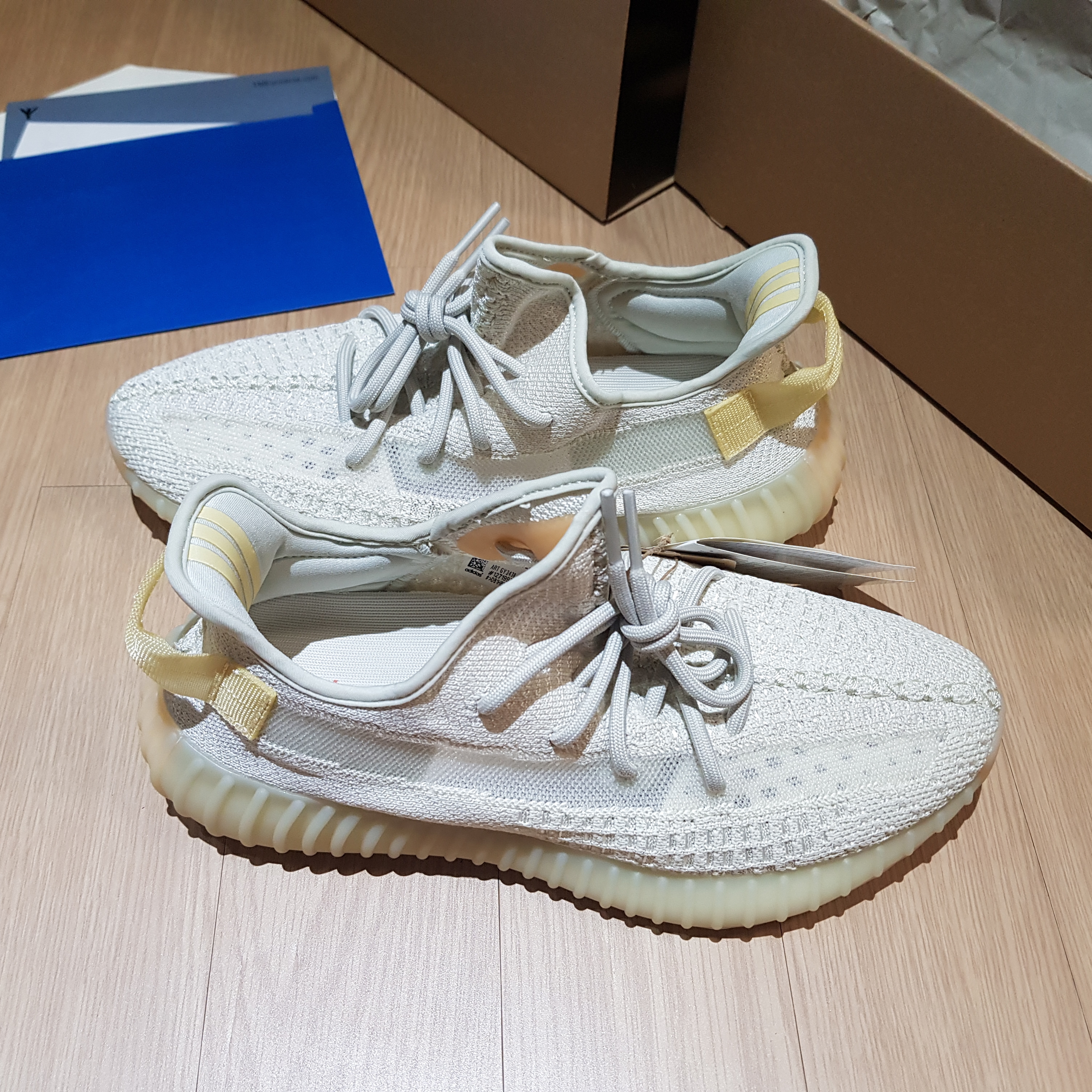 Adidas Yeezy Boost 350 V2 Light 착용 스타일 - 2