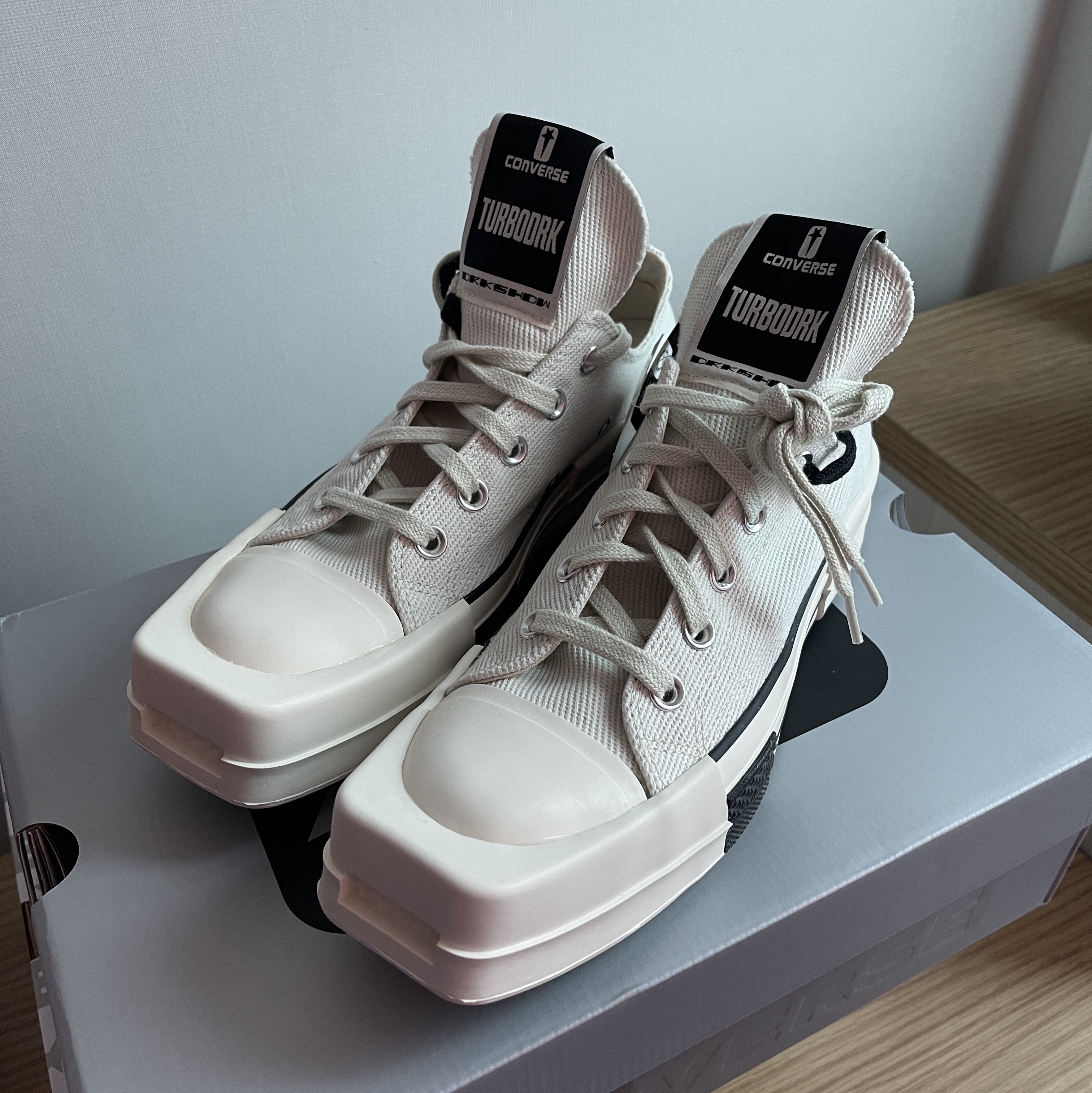 Converse x Drkshdw Turbodrk Chuck 70 Ox Lilly White 착용 스타일