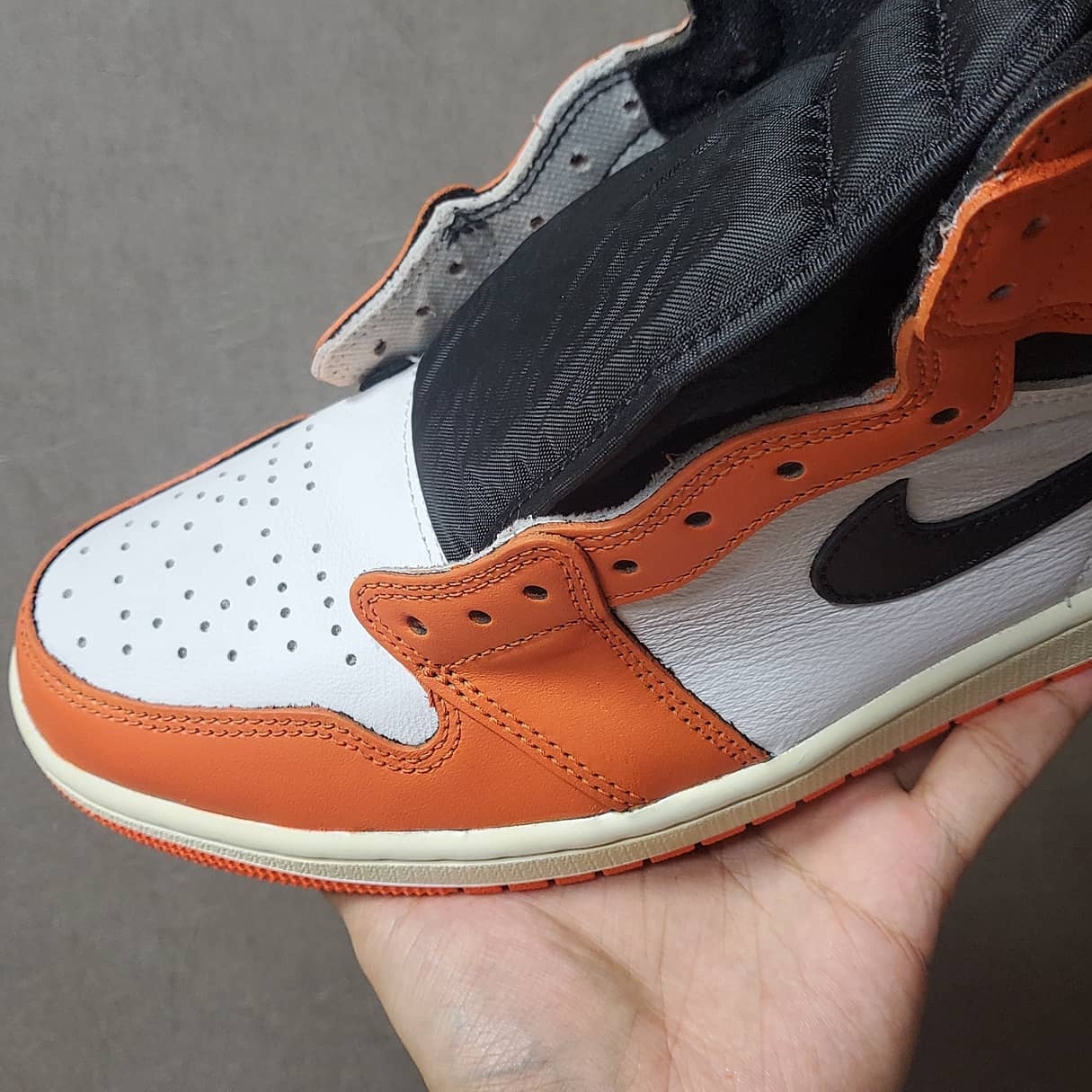 Jordan 1 Retro High OG Reverse Shattered Backboard, Jordan 1 Retro High OG Electro Orange 착용 스타일 - 2