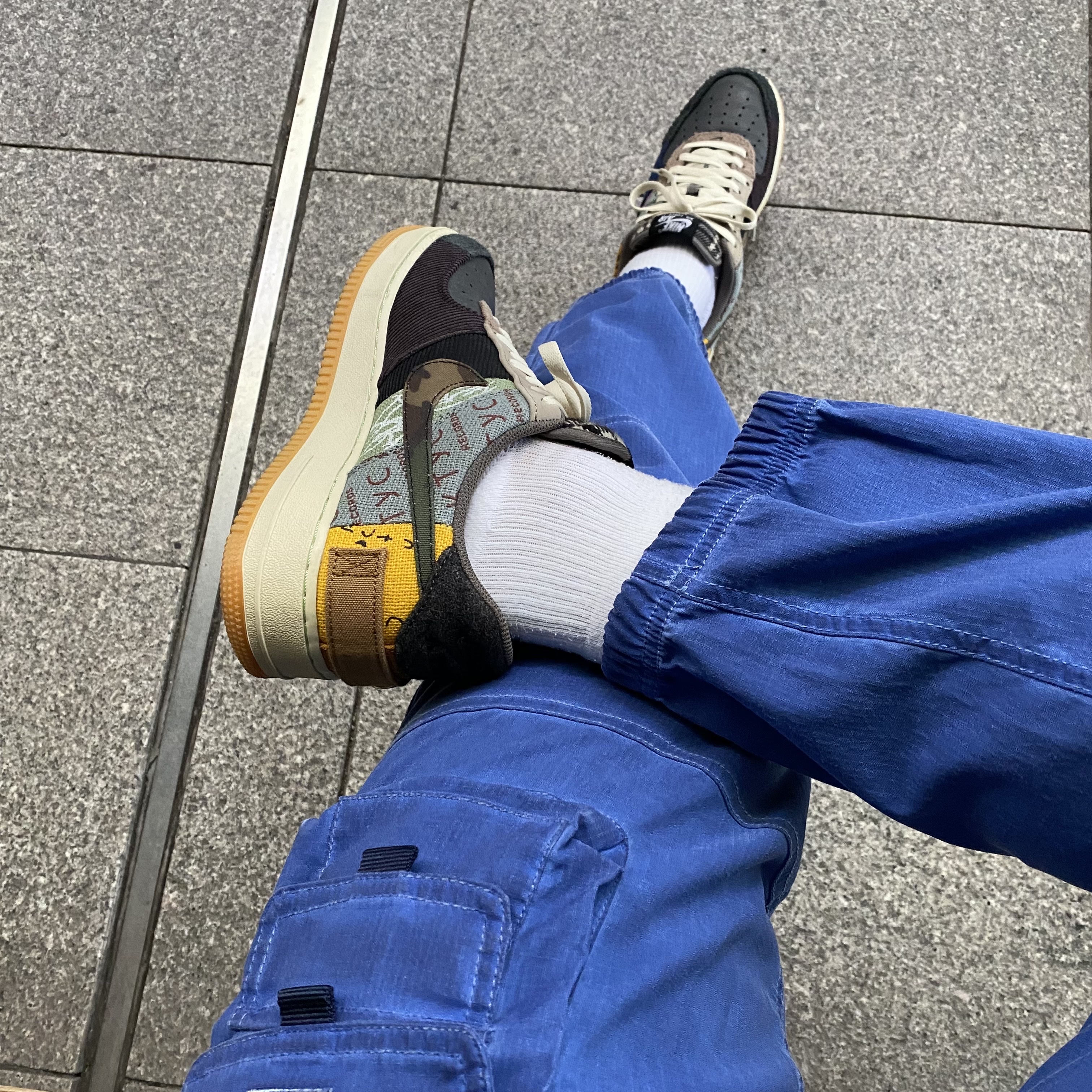 Nike x Travis Scott Air Force 1 Low Cactus Jack, Nike ACG Watchman Peak Pants Blue Void - Asia 착용 스타일