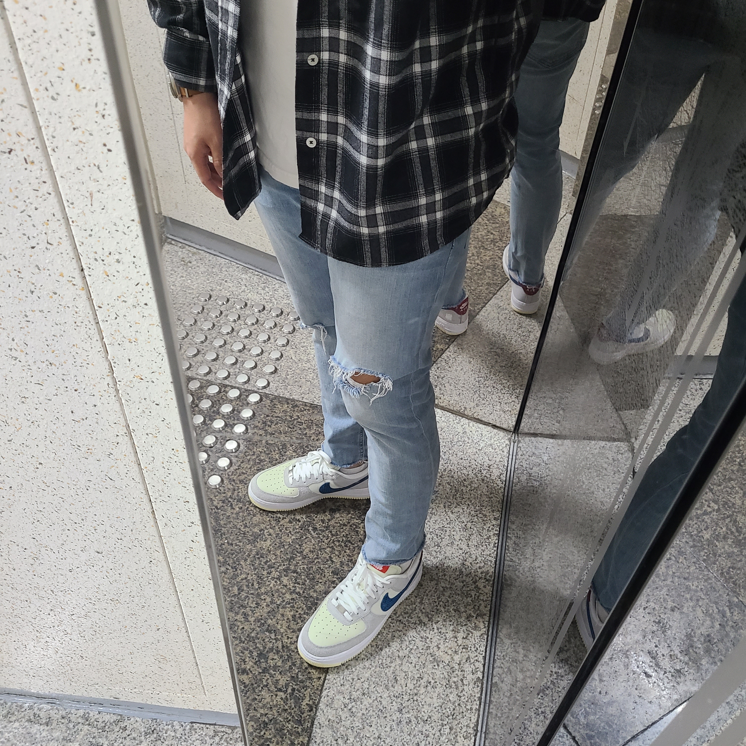 Nike x Undefeated Air Force 1 Low SP 5 On It 착용 스타일