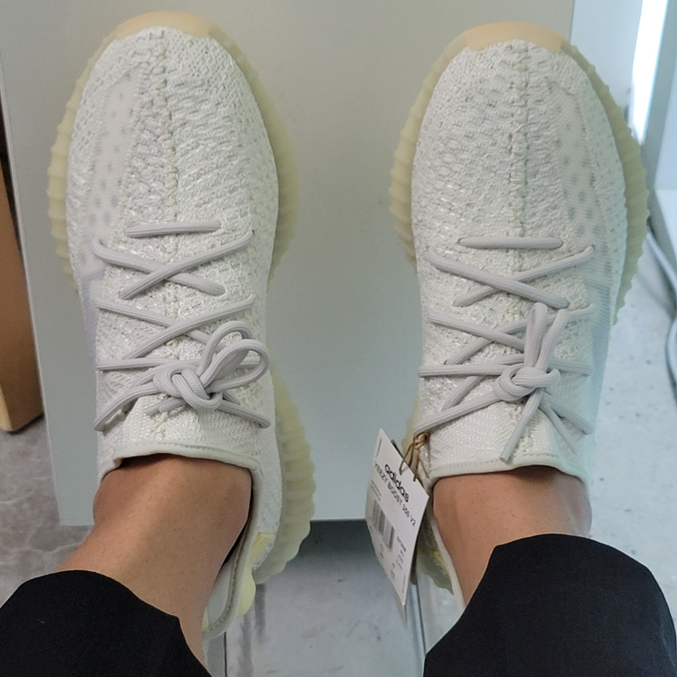 Adidas Yeezy Boost 350 V2 Light 착용 스타일