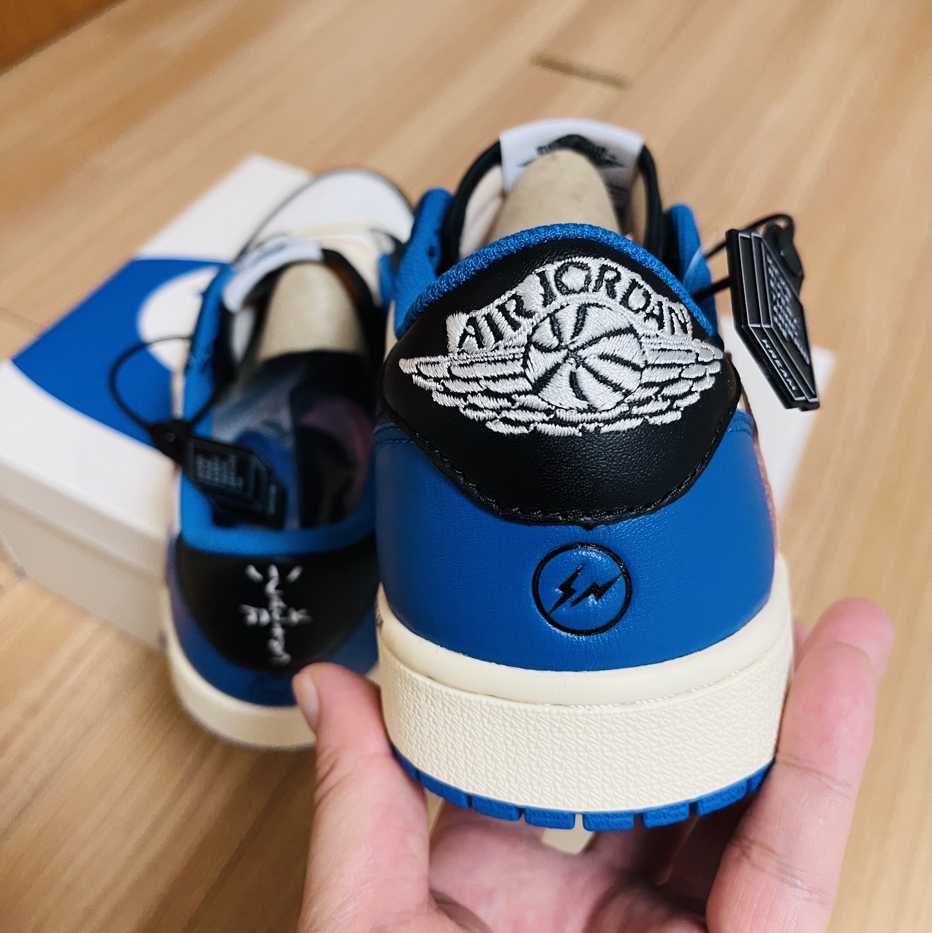 Jordan 1 x Travis Scott x Fragment Retro Low OG SP Military Blue 착용 스타일 - 3