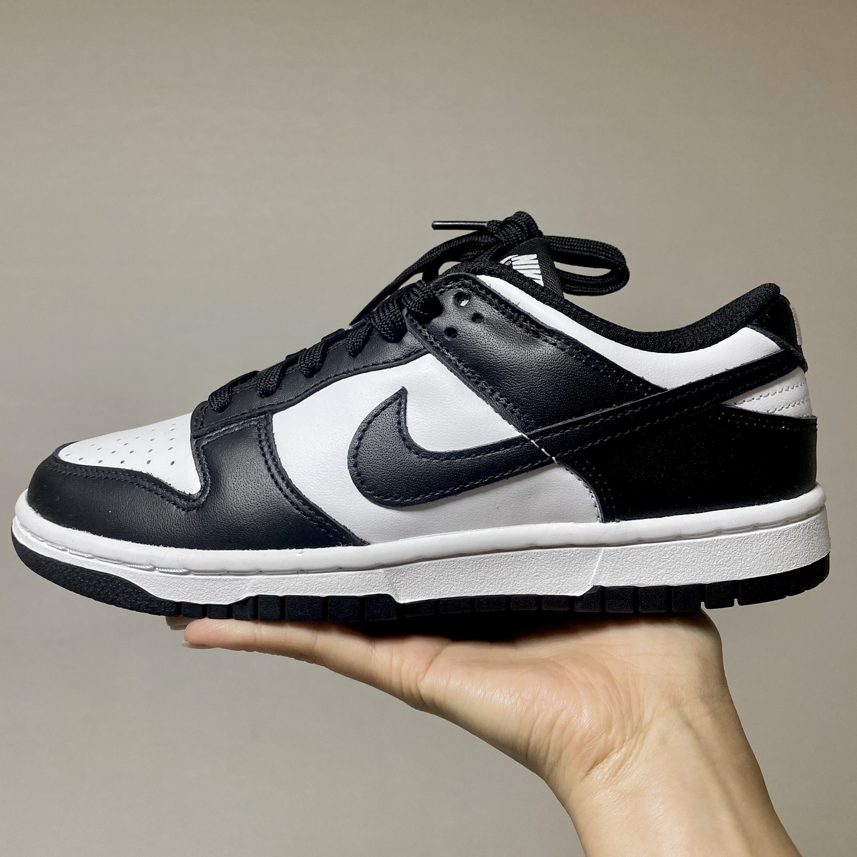 (W) Nike Dunk Low Black 착용 스타일 - 1