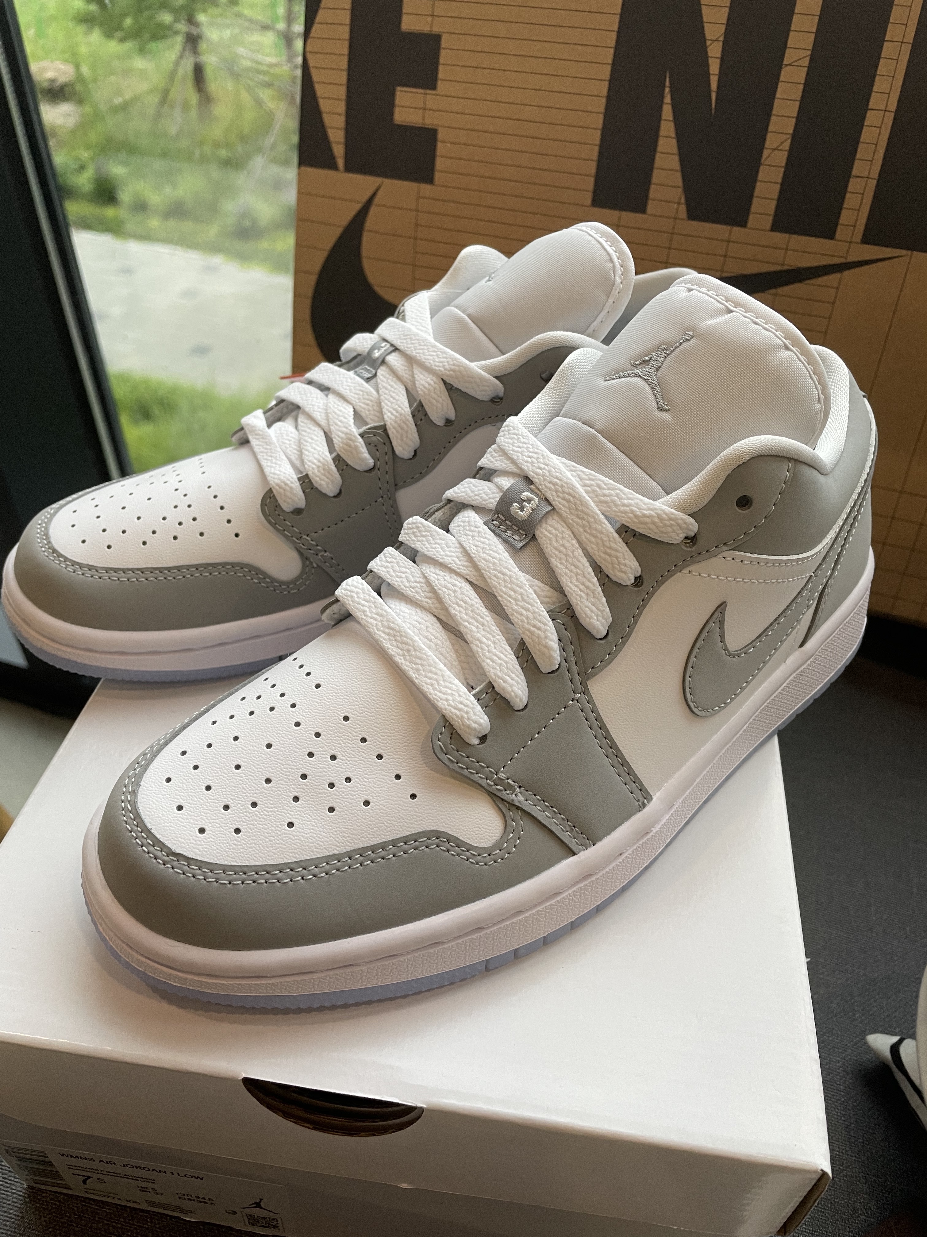 (W) Jordan 1 Low White Wolf Grey 착용 스타일 - 1