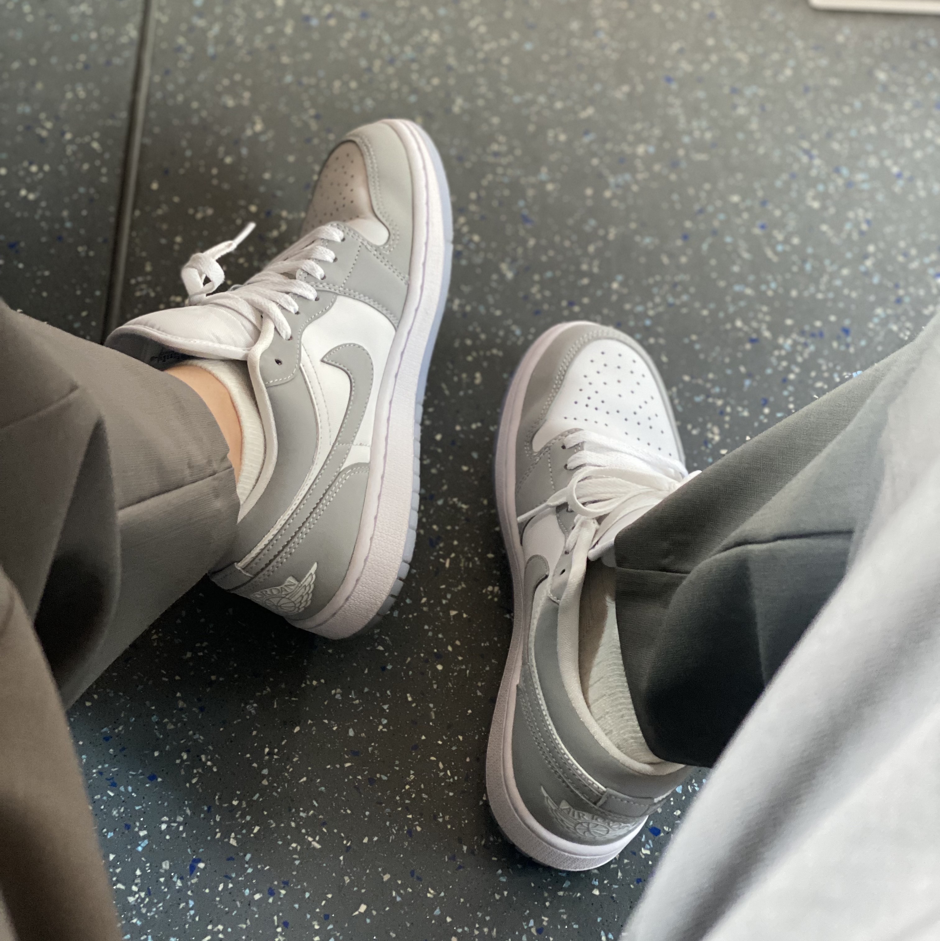 (W) Jordan 1 Low White Wolf Grey 착용 스타일 - 1