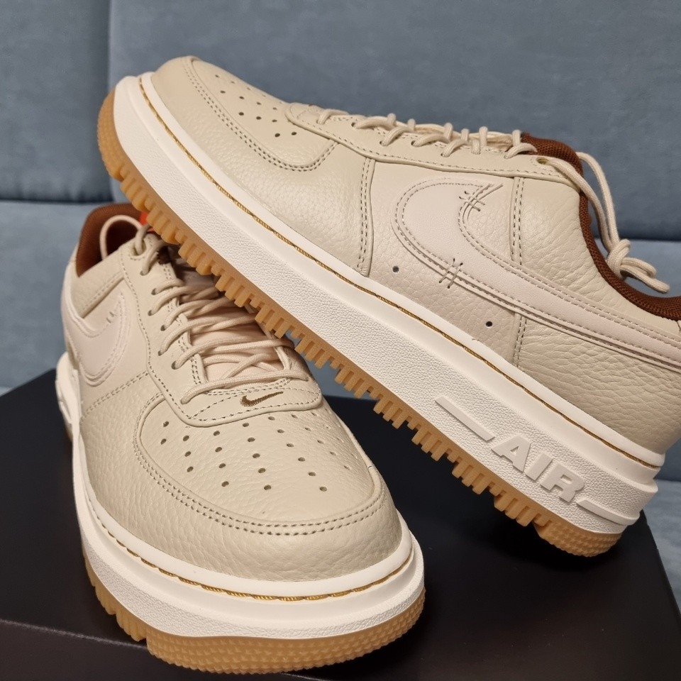 Nike Air Force 1 Luxe Pearl White 착용 스타일