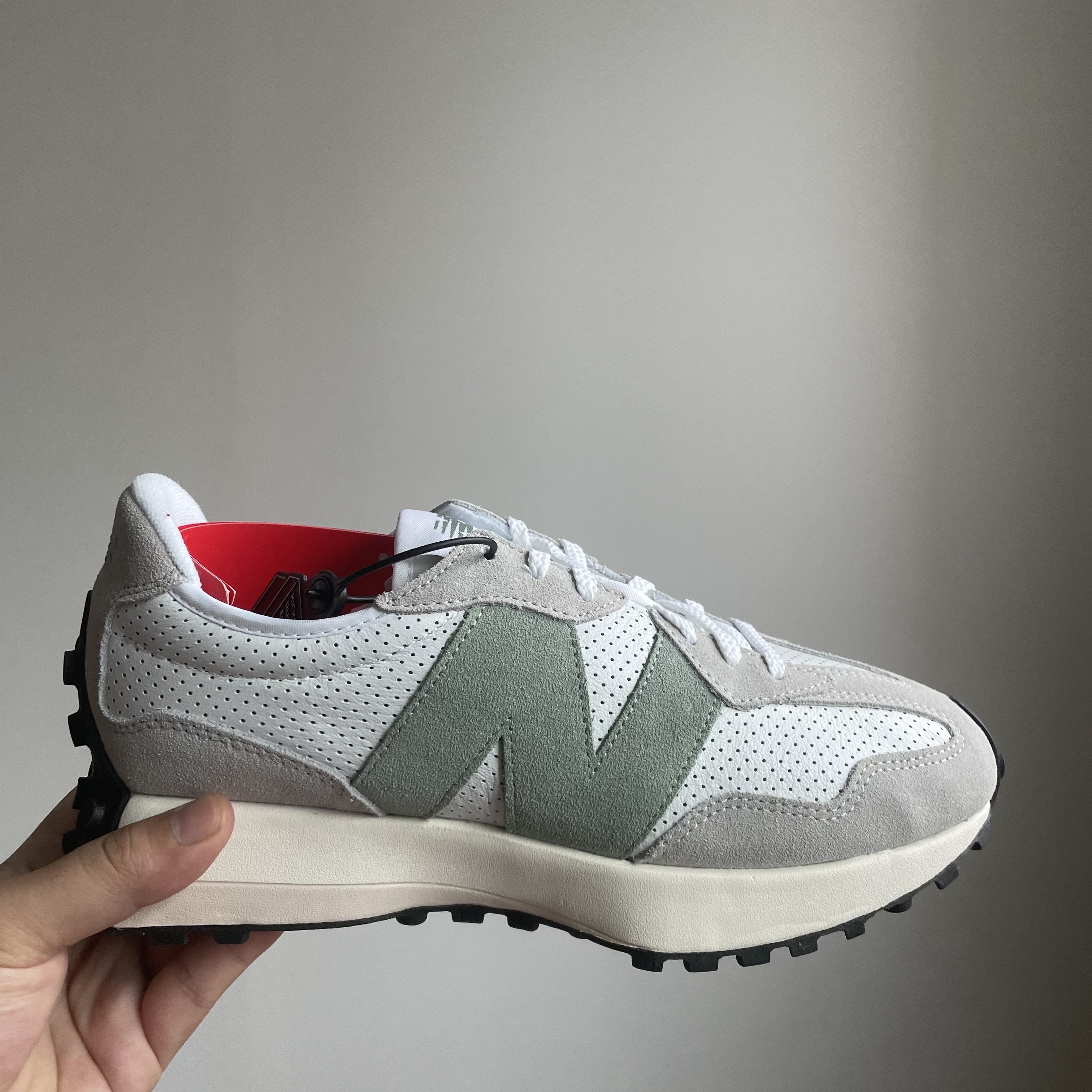 (W) New Balance 327 Grey Green - JD Sports Exclusive 착용 스타일 - 2