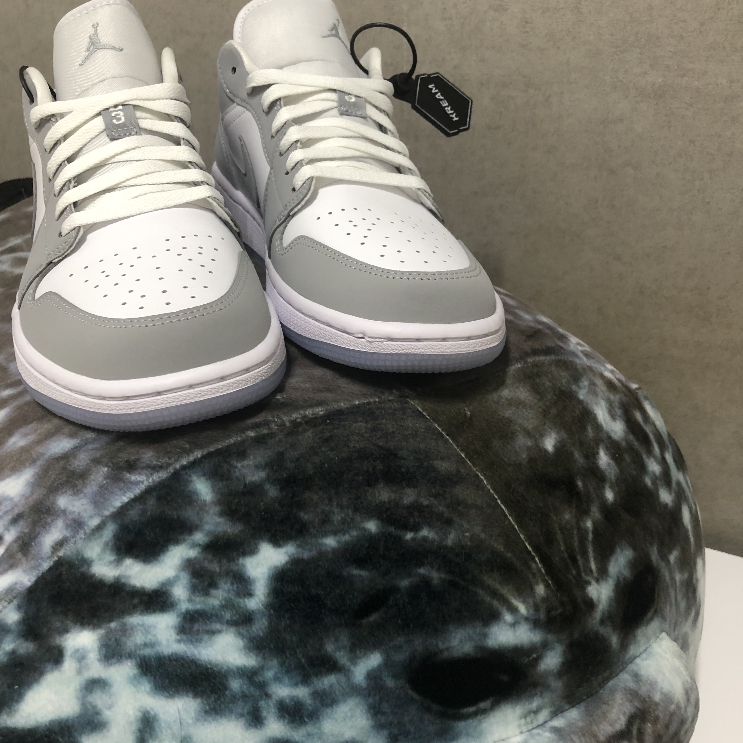 (W) Jordan 1 Low White Wolf Grey 착용 스타일 - 1