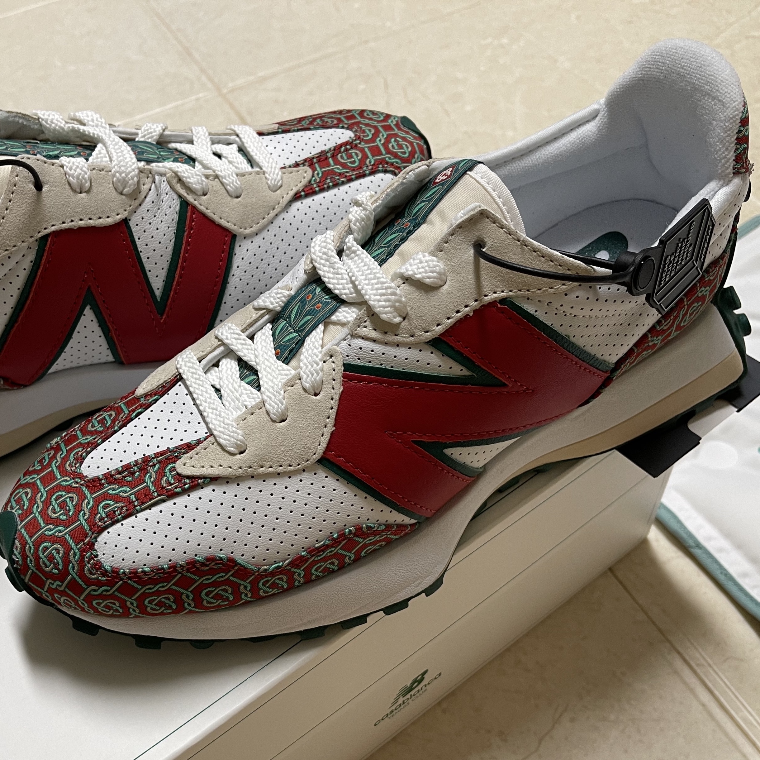 New Balance x Casablanca 327 Idealist Monogram Red Green 착용 스타일