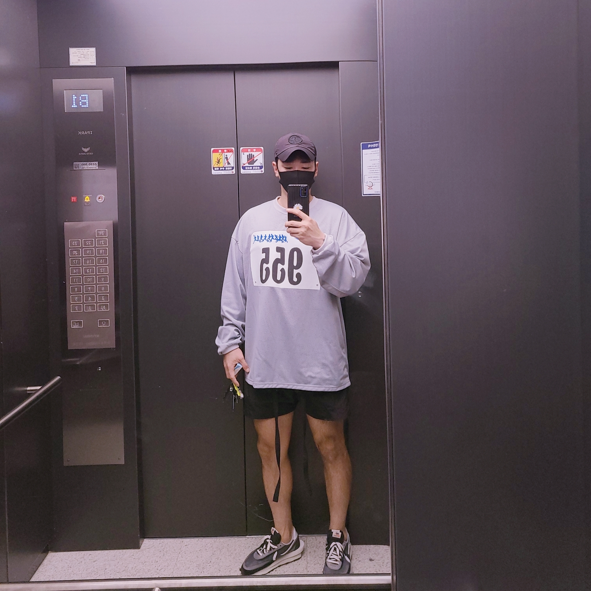 Nike x Sacai LDWaffle Black 착용 스타일