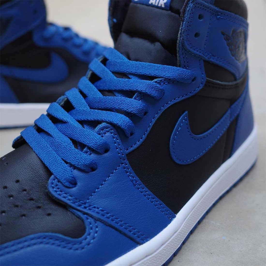 Jordan 1 Mid Black Hyper Royal 착용 스타일 - 5