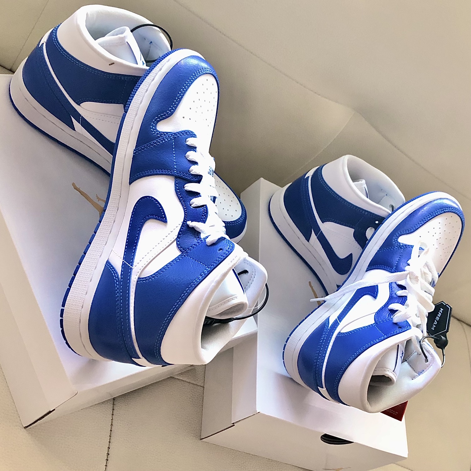 (W) Jordan 1 Mid White Hyper Royal 착용 스타일