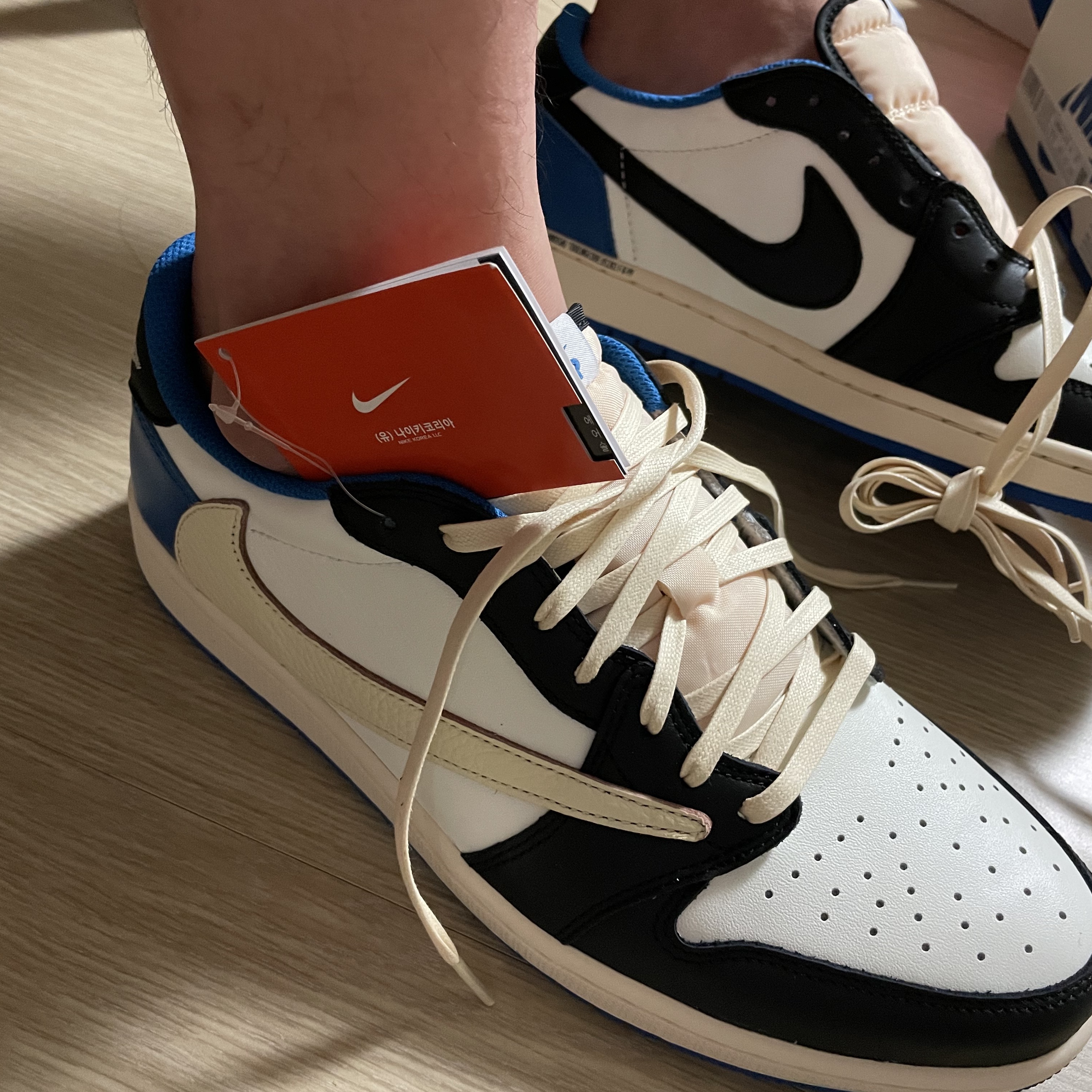 Jordan 1 x Travis Scott x Fragment Retro Low OG SP Military Blue 착용 스타일 - 3