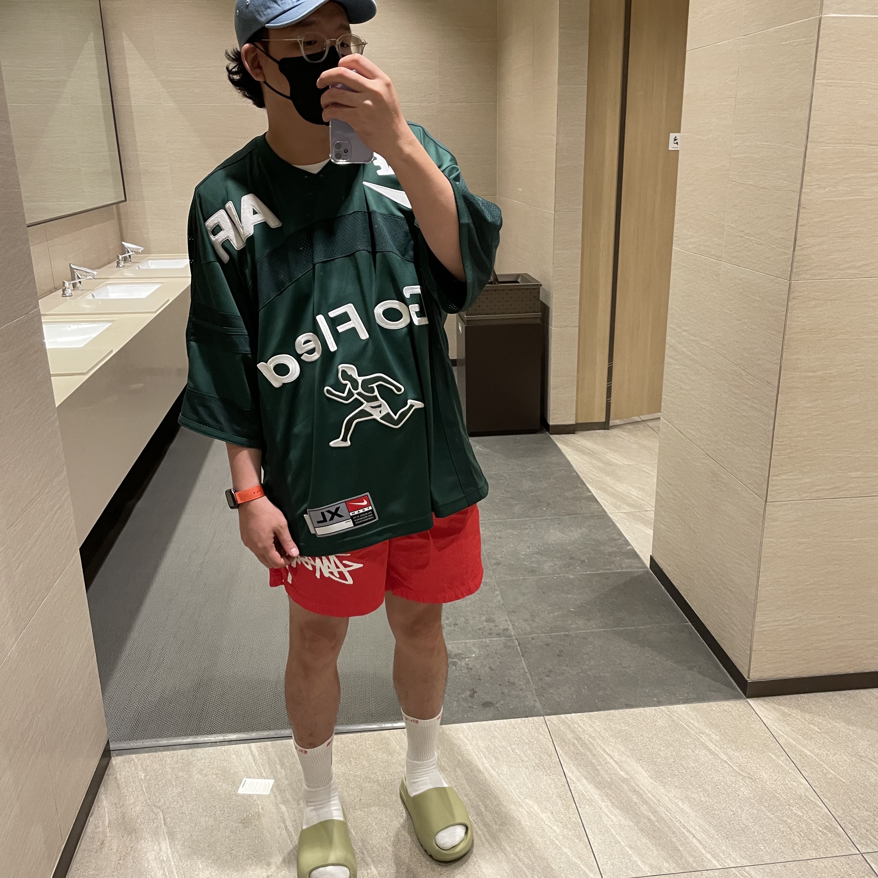 Adidas Yeezy Slide Resin 2021, Nike x Stussy Water Shorts Habanero Red 착용 스타일
