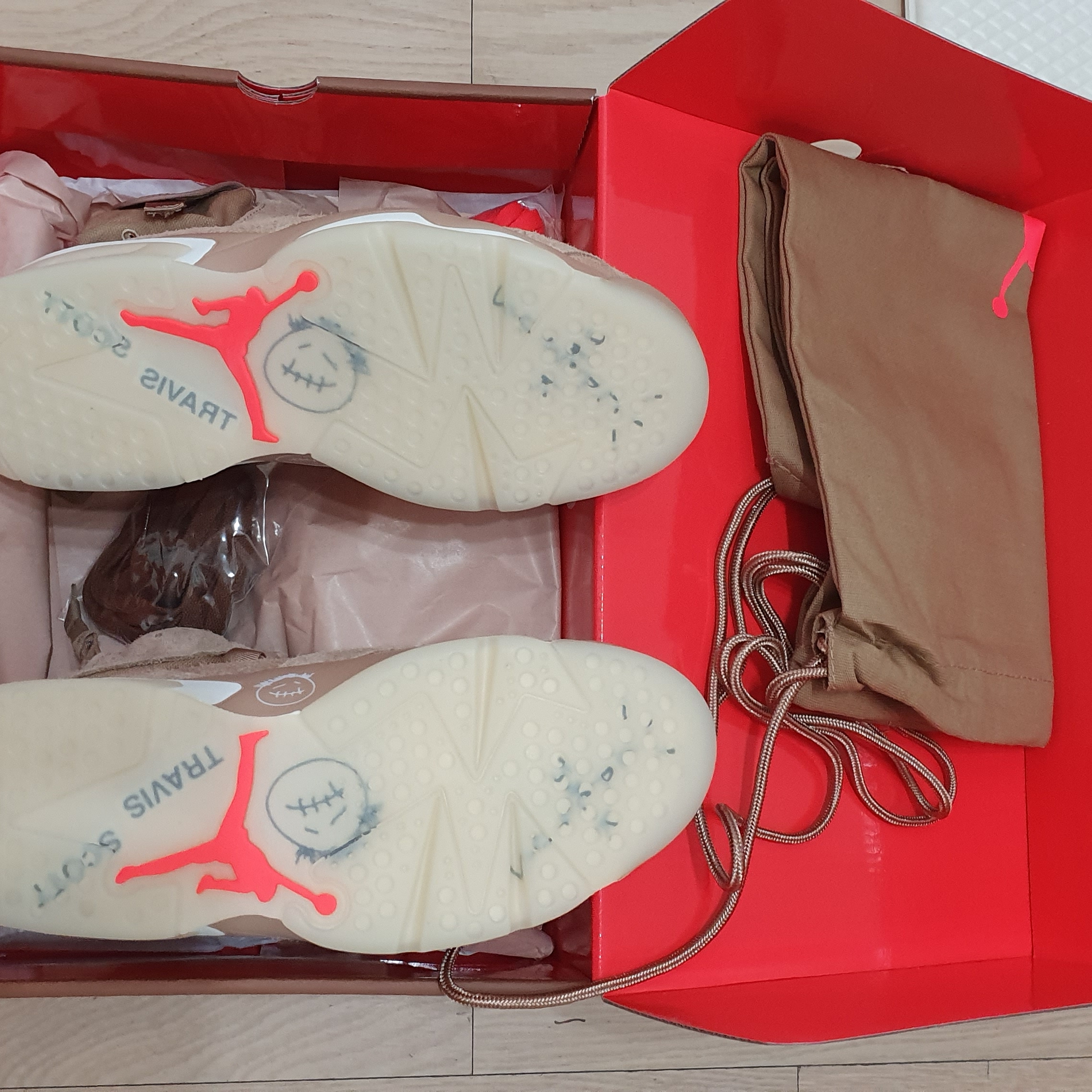 Jordan 6 x Travis Scott Retro SP British Khaki 착용 스타일 - 2