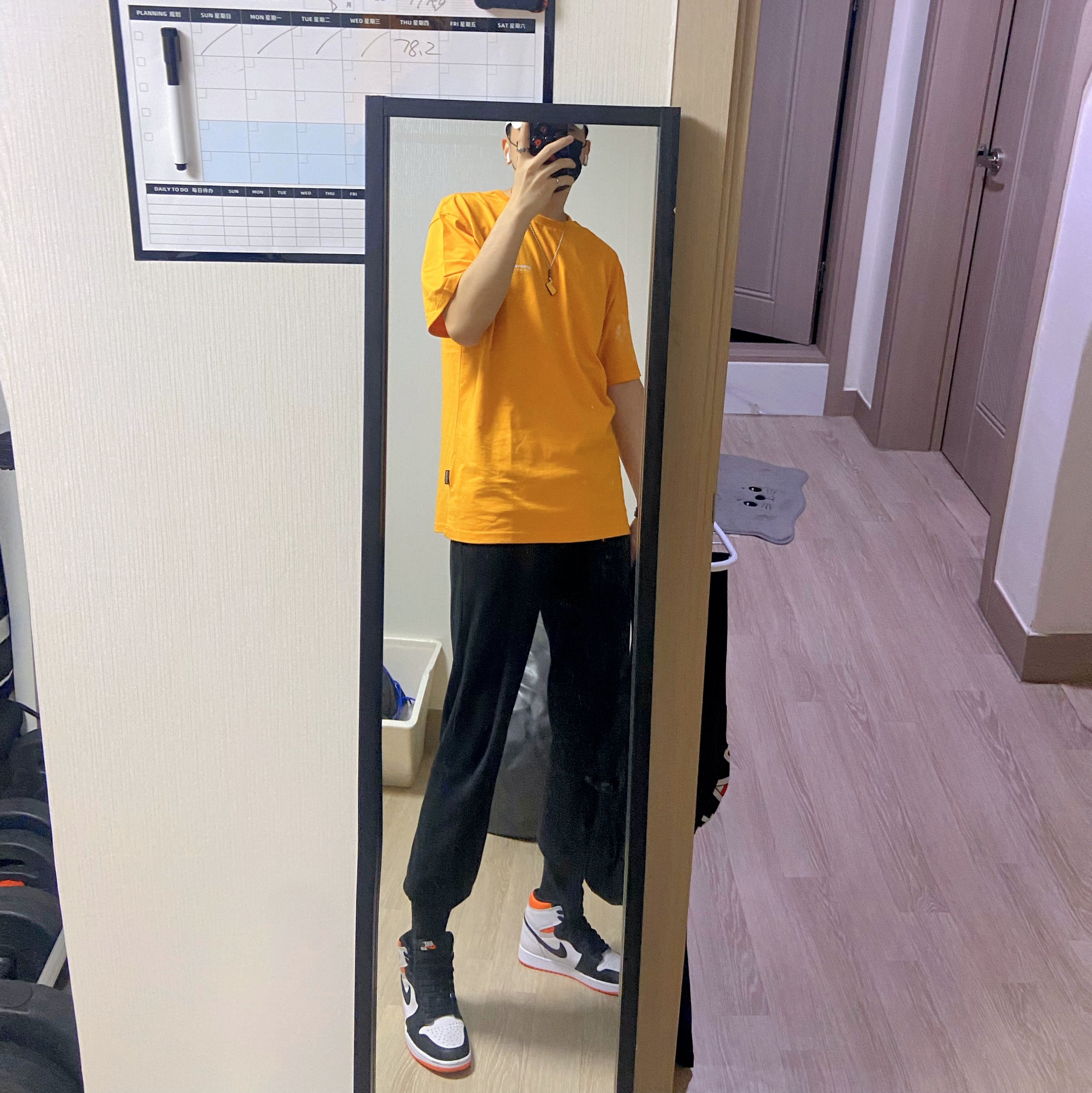 Jordan 1 Retro High OG Electro Orange 착용 스타일