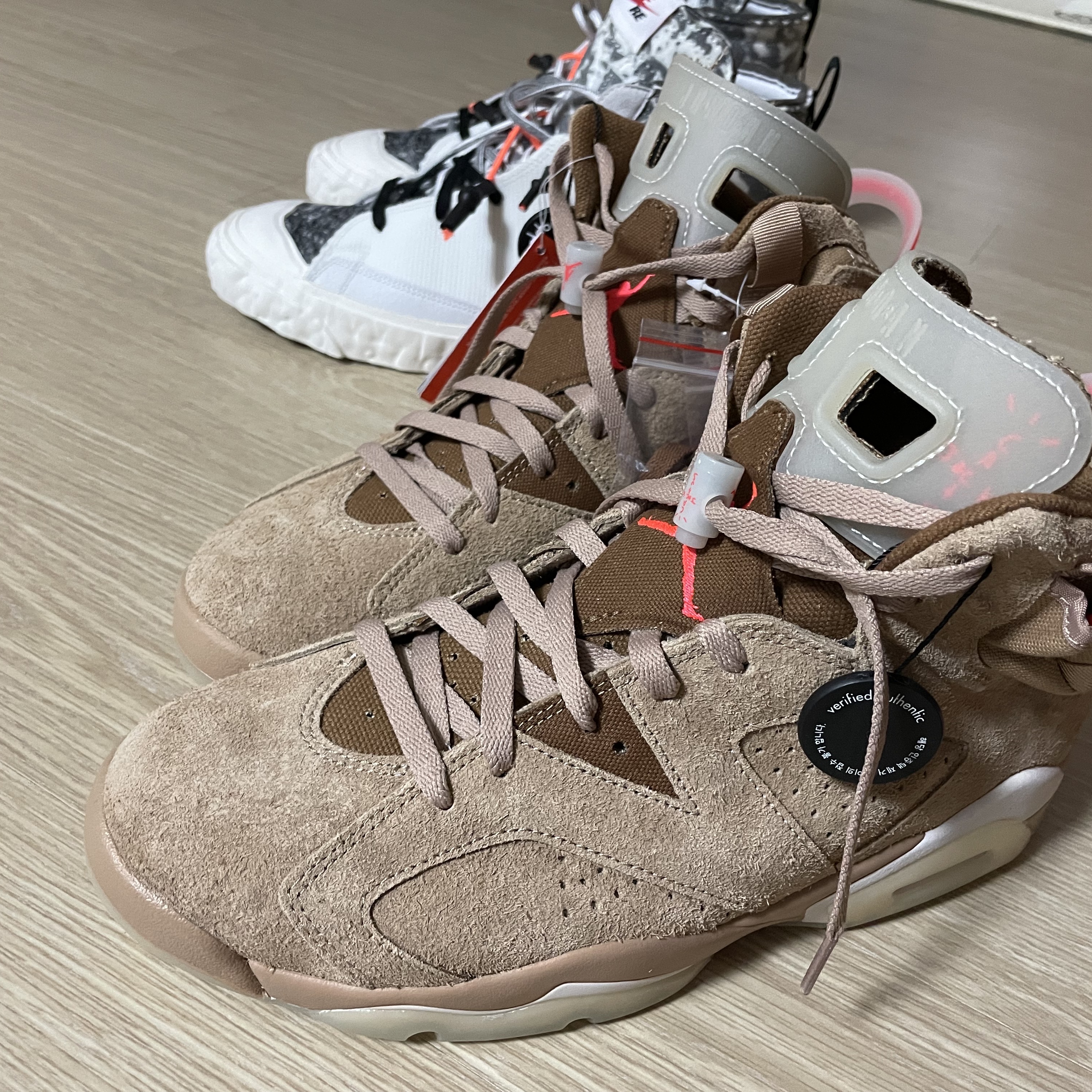 Jordan 6 x Travis Scott Retro SP British Khaki, Nike x Readymade Blazer Mid White 착용 스타일