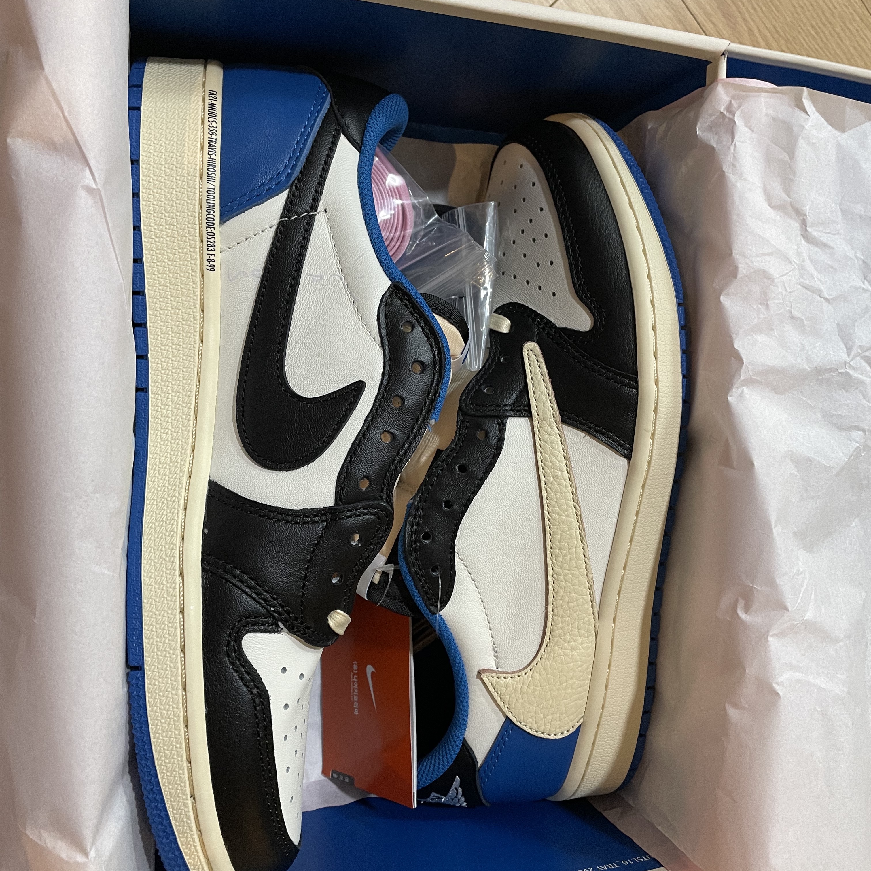 Jordan 1 x Travis Scott x Fragment Retro Low OG SP Military Blue 착용 스타일 - 1